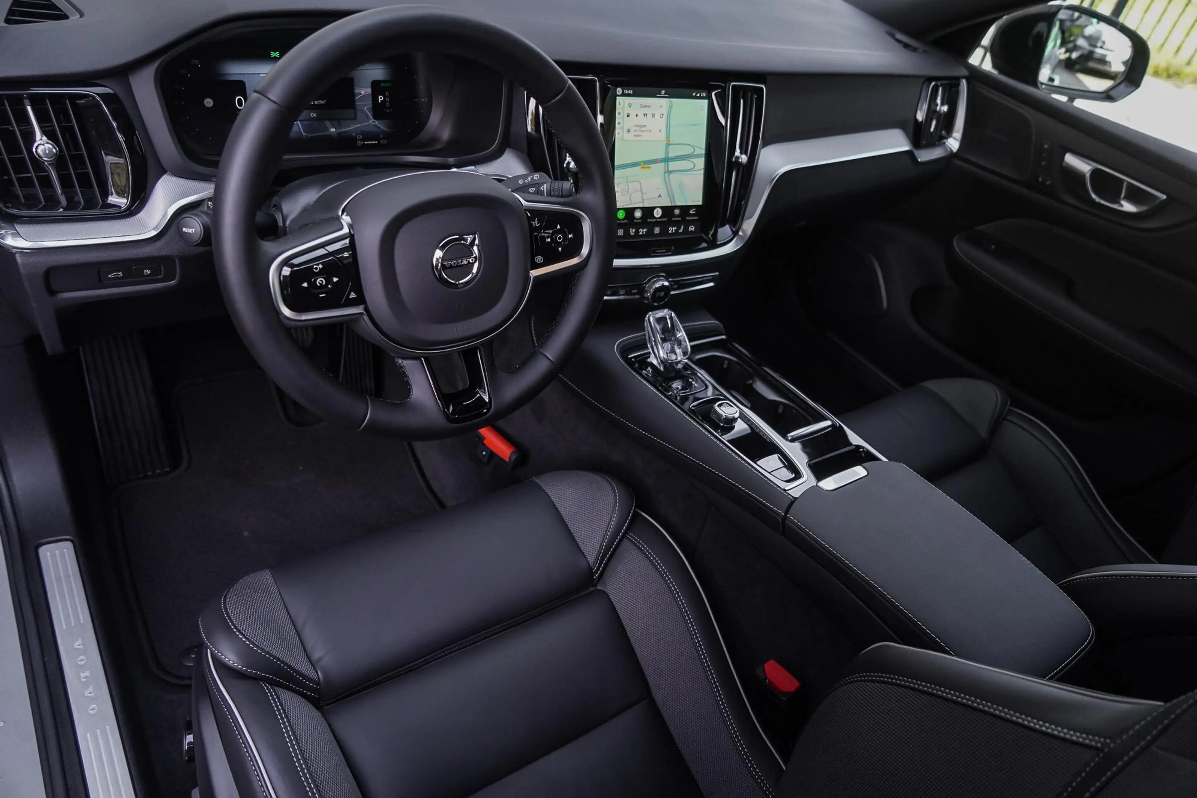 Volvo V60 2.0 T8 Plug-in hybrid AWD Ultra Dark | Google on B — photo 12