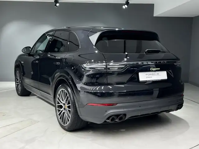 Porsche Cayenne view 3