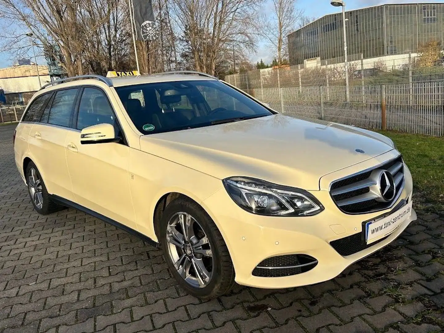 Mercedes-Benz E 200 d KOMBI  BlueTec LED PDC AUTOMATIK AHK TAXI Beige - 2