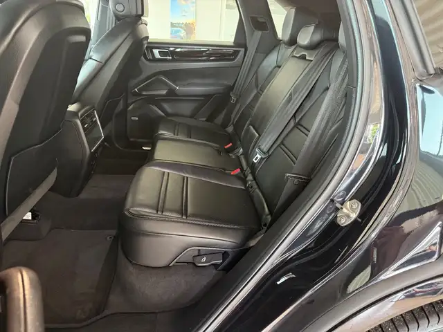 Porsche Cayenne view 9