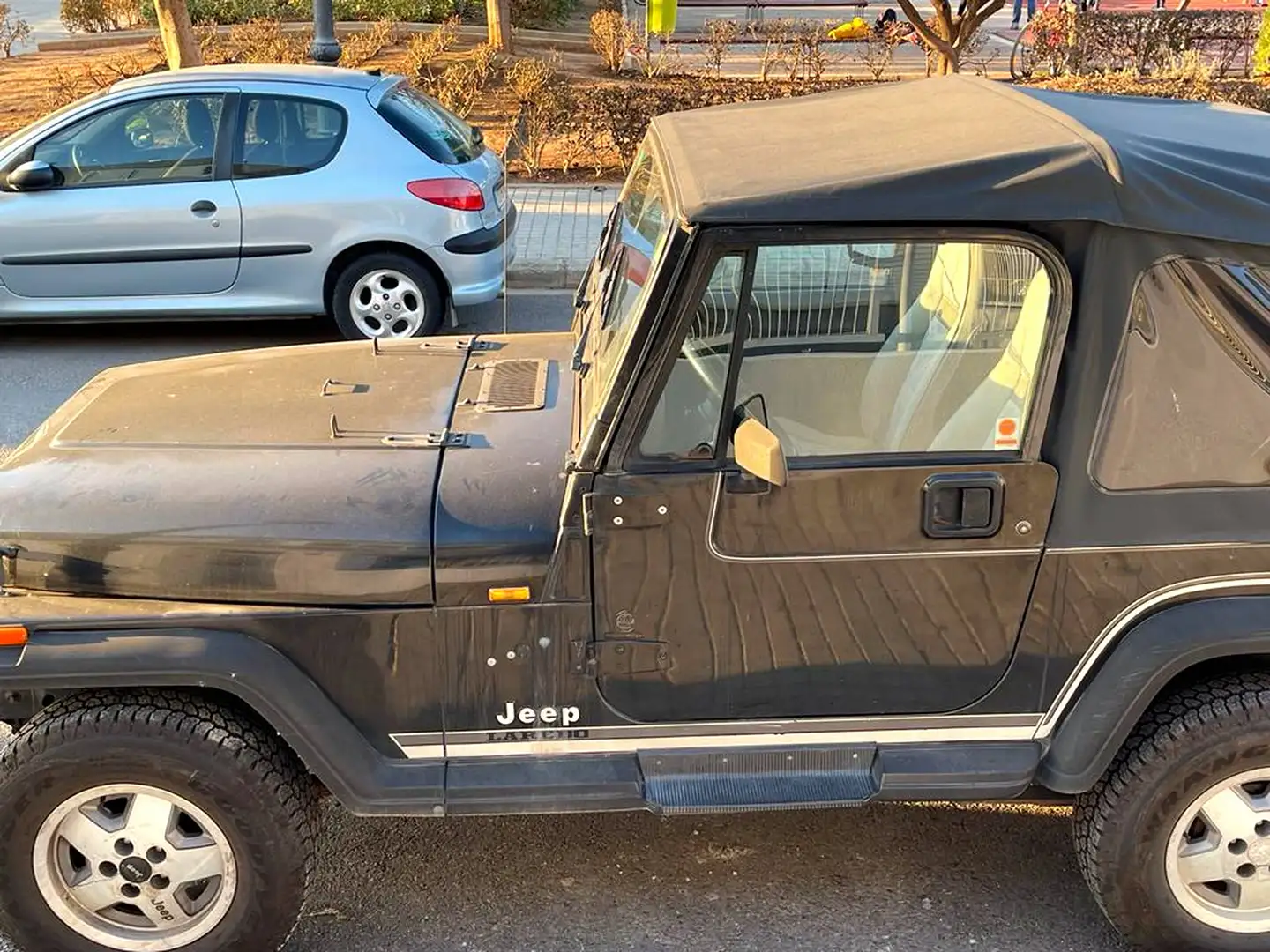 Jeep Wrangler Laredo Negro - 2