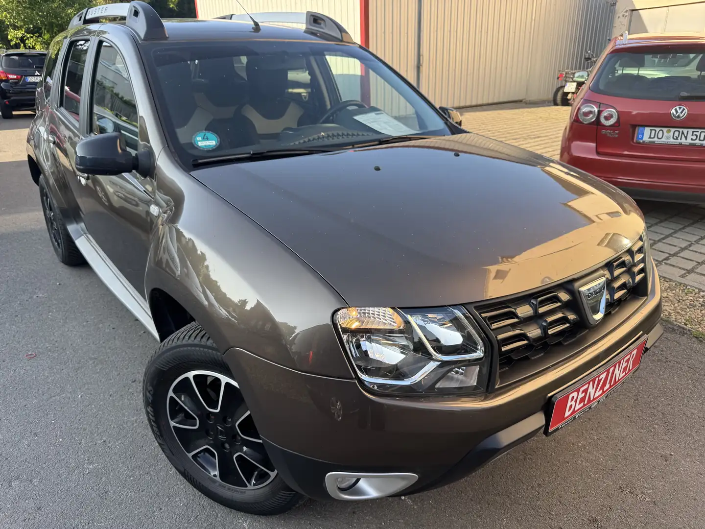 Dacia Duster Black Shadow 4x2/R.Kamera/Navi/Temp./SHZ/Klima/Alu Braun - 1