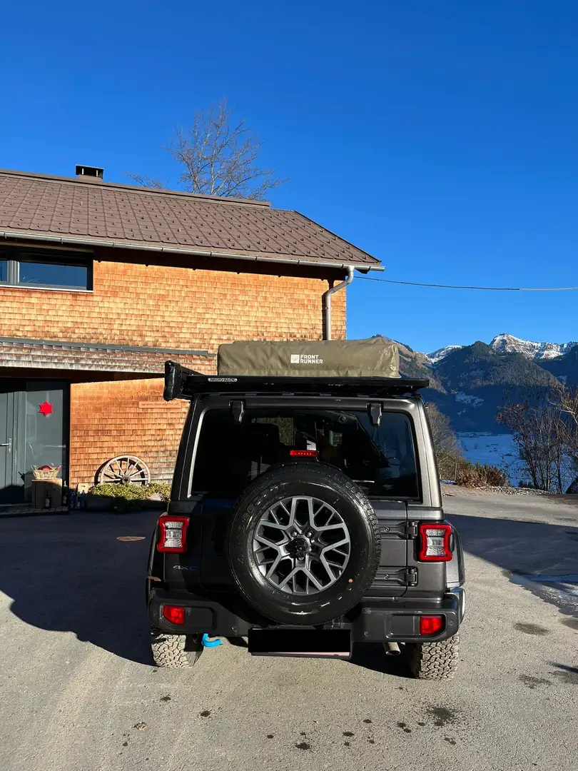 Jeep Wrangler Wrangler Sahara 2.0 PHEV 380 PS AT 4xe Sahara Grau - 1
