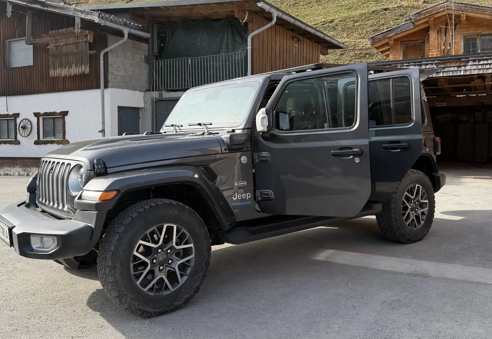 Jeep Wrangler Wrangler Sahara 2.0 PHEV 380 PS AT 4xe Sahara Grau - 2