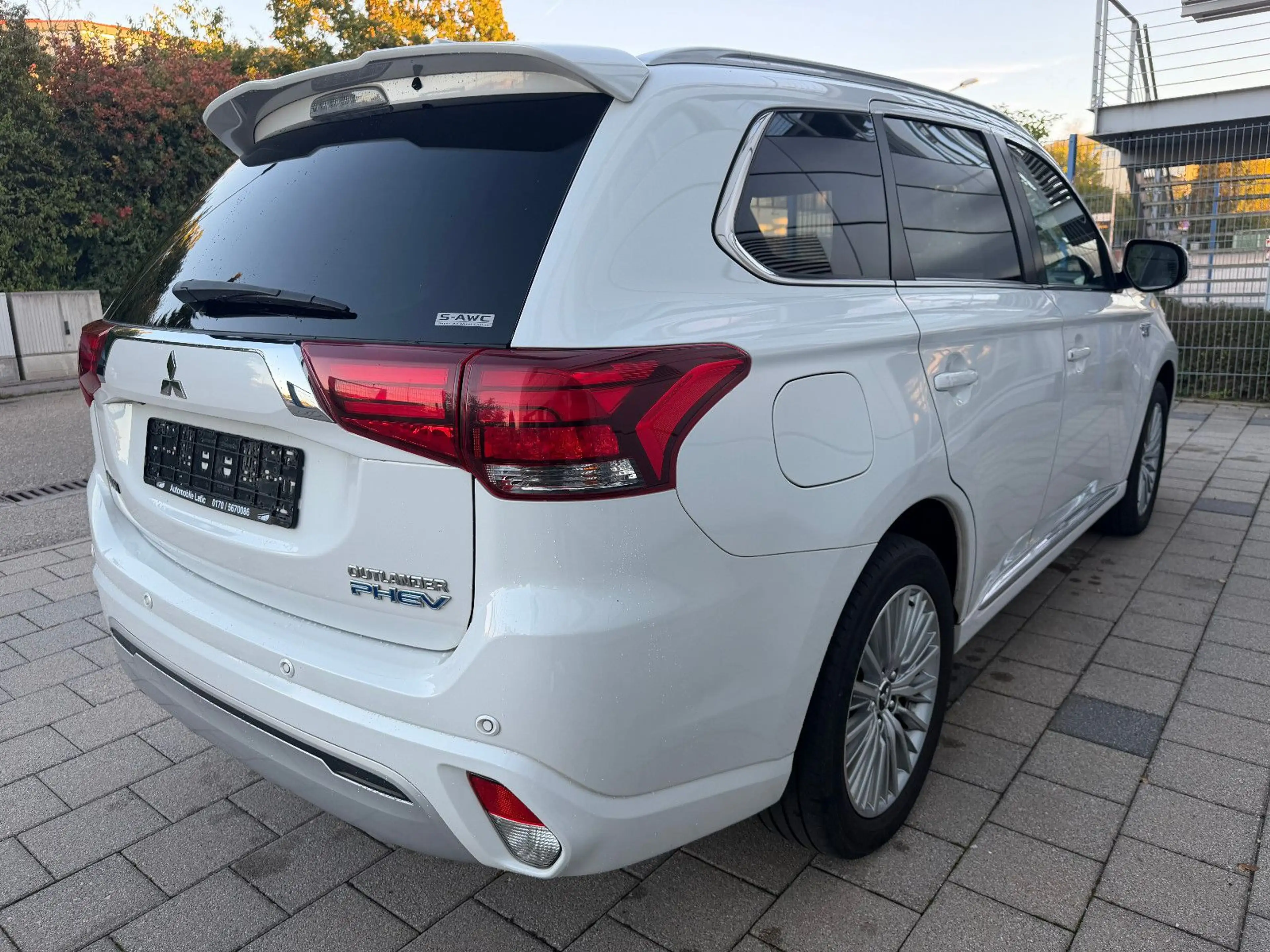Mitsubishi Outlander PHEV Intro Edition 4WD — photo 6
