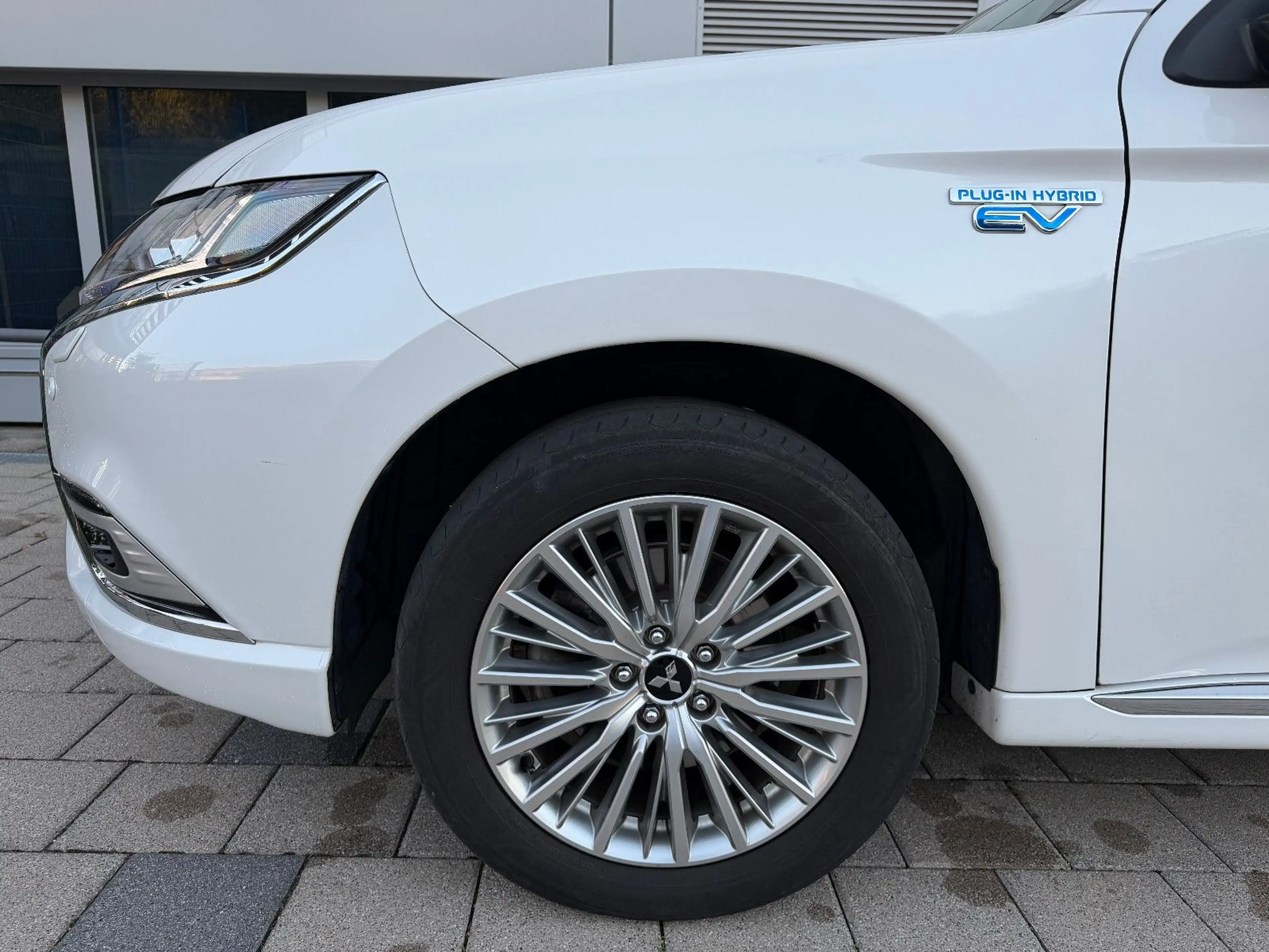 Mitsubishi Outlander PHEV Intro Edition 4WD — photo 11
