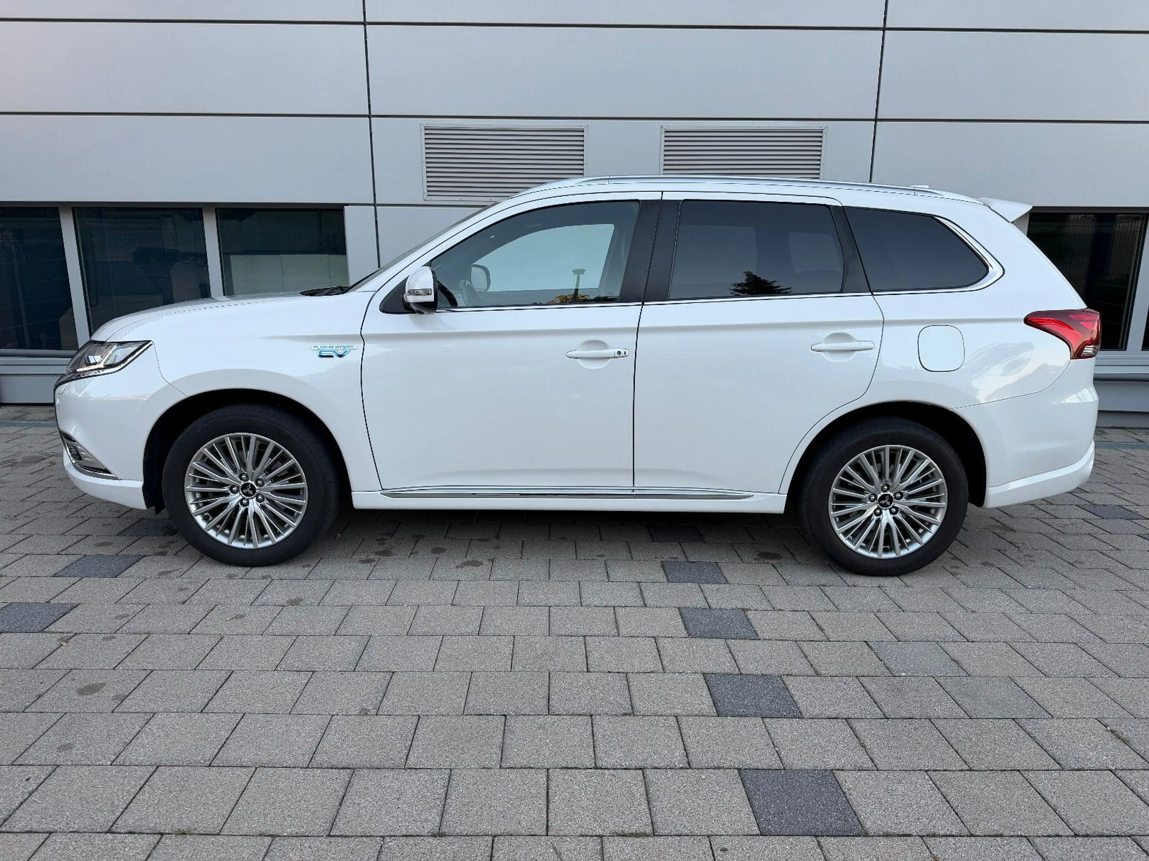 Mitsubishi Outlander PHEV Intro Edition 4WD — photo 3