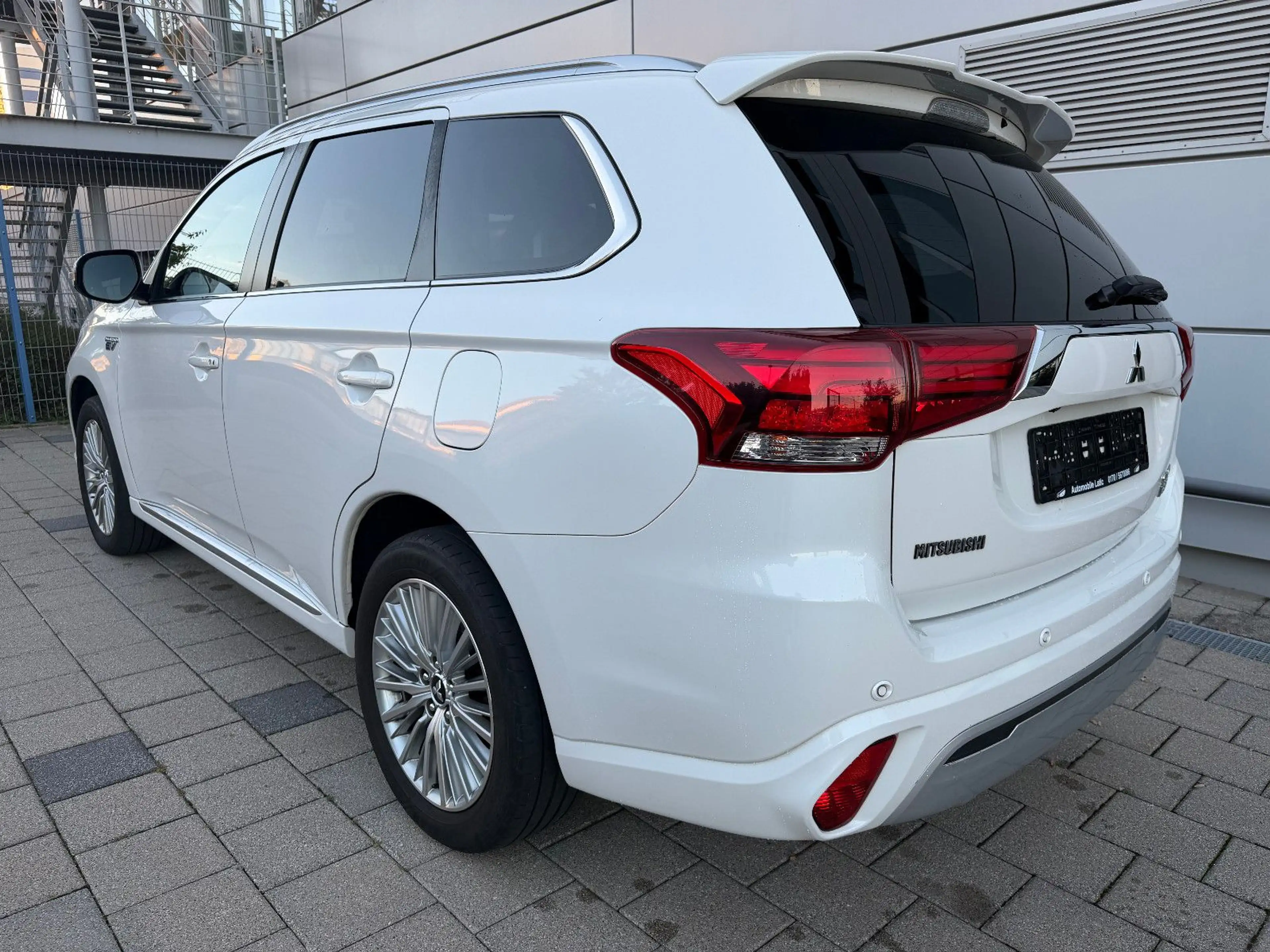 Mitsubishi Outlander PHEV Intro Edition 4WD — photo 4