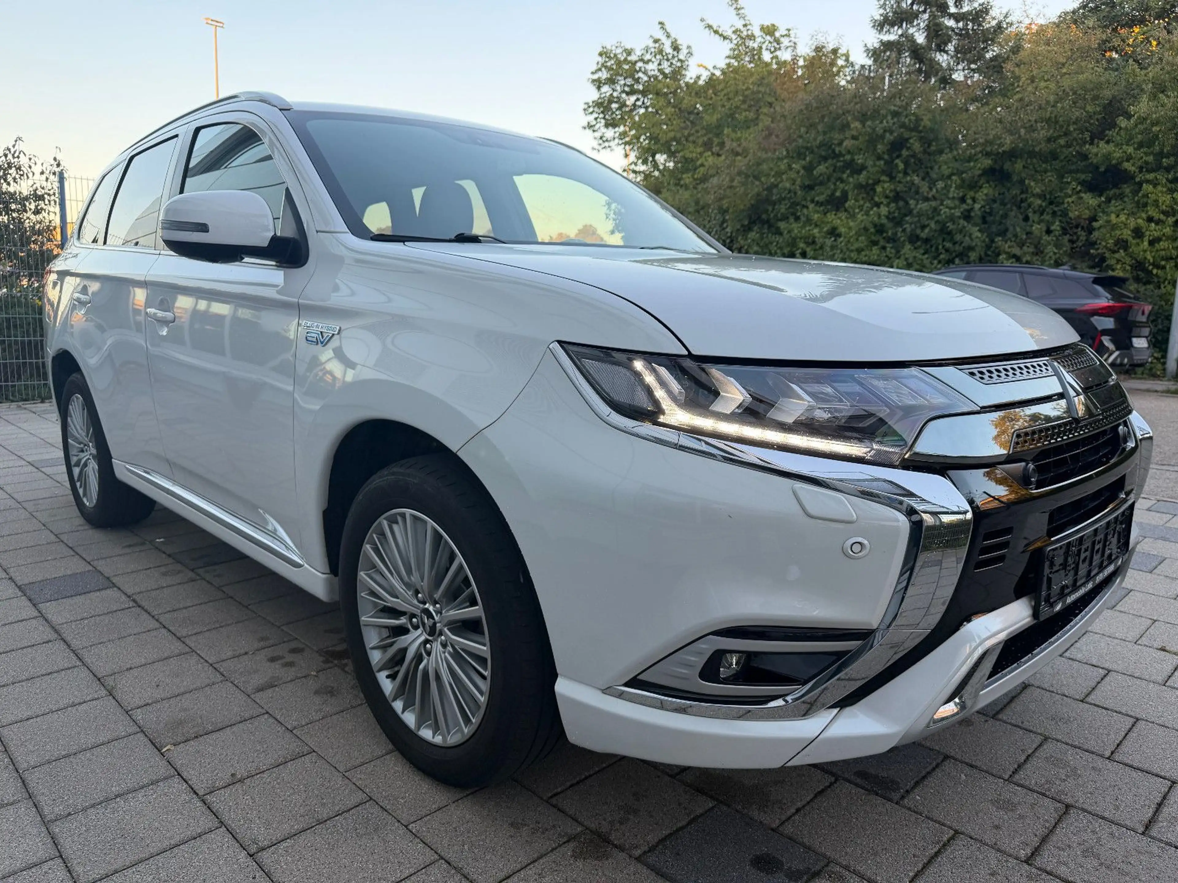 Mitsubishi Outlander PHEV Intro Edition 4WD — photo 8