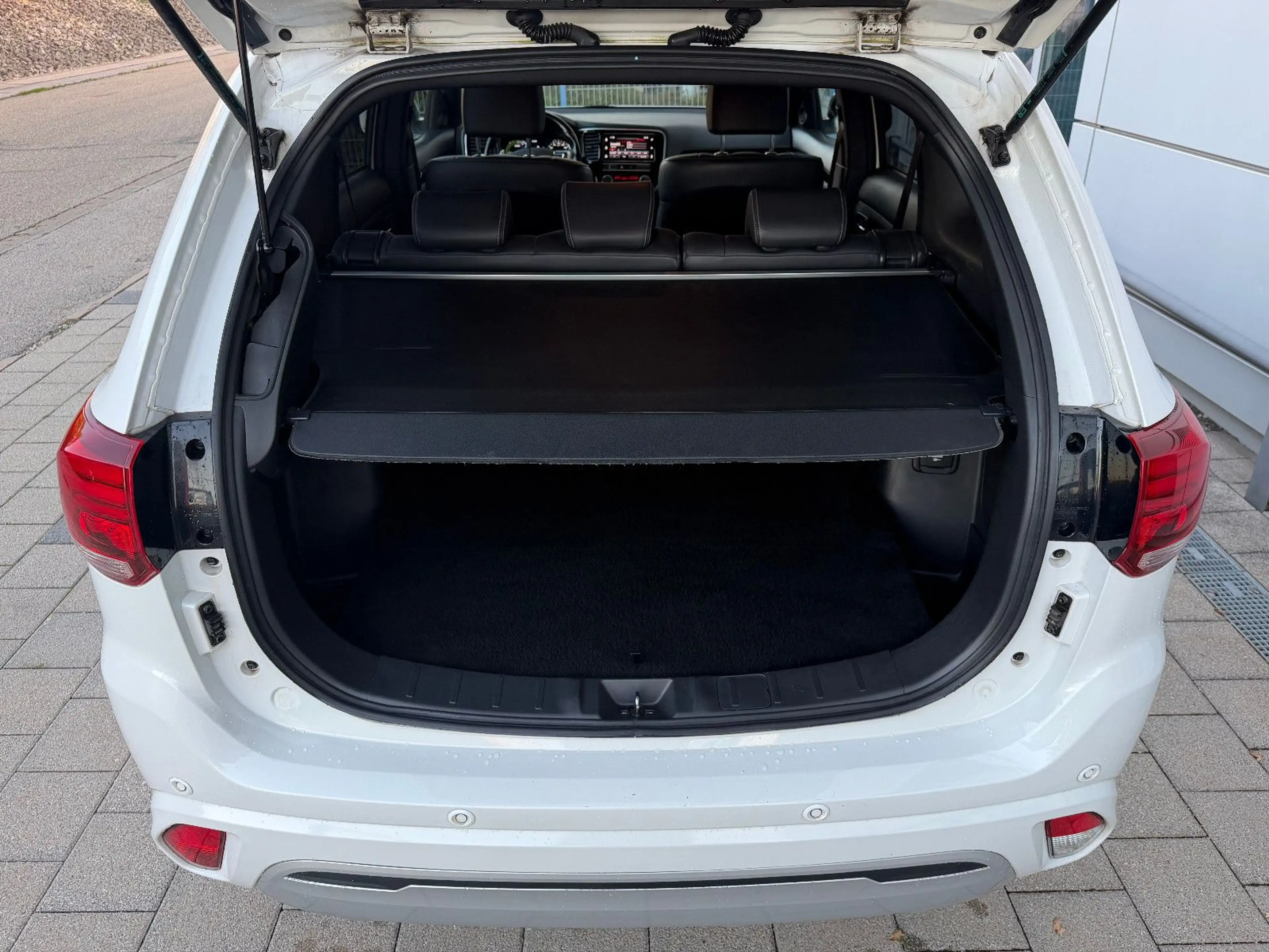 Mitsubishi Outlander PHEV Intro Edition 4WD — photo 15