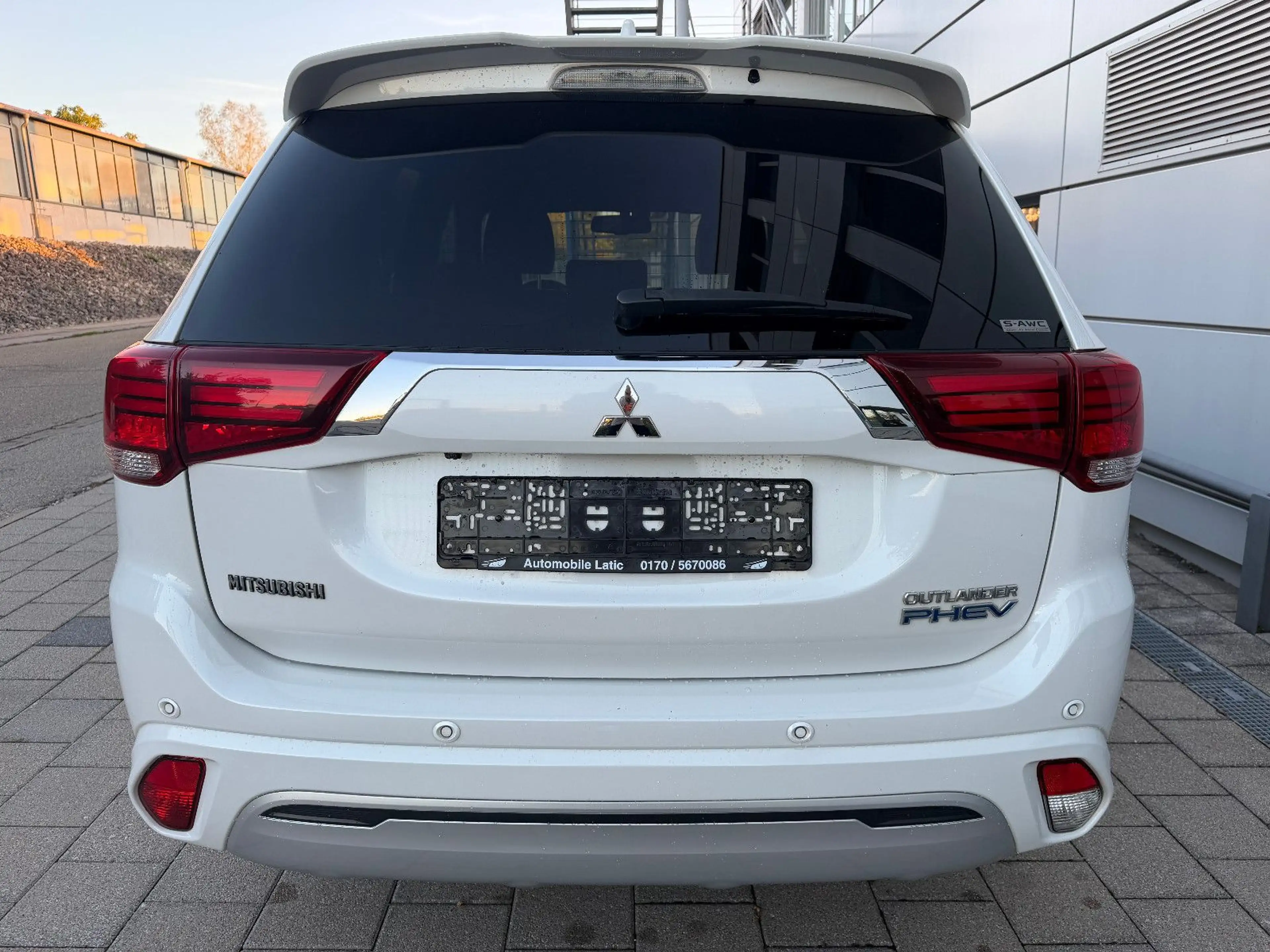 Mitsubishi Outlander PHEV Intro Edition 4WD — photo 5