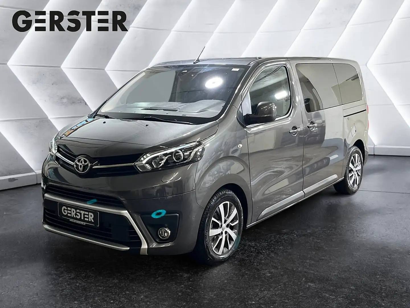 Toyota Proace Verso 2,0 D-4D 145 Medium Family+ Grau - 1