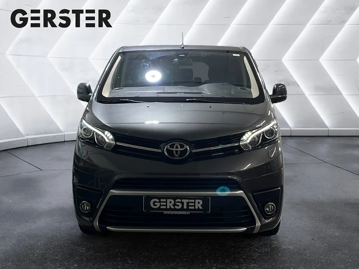 Toyota Proace Verso 2,0 D-4D 145 Medium Family+ Grau - 2