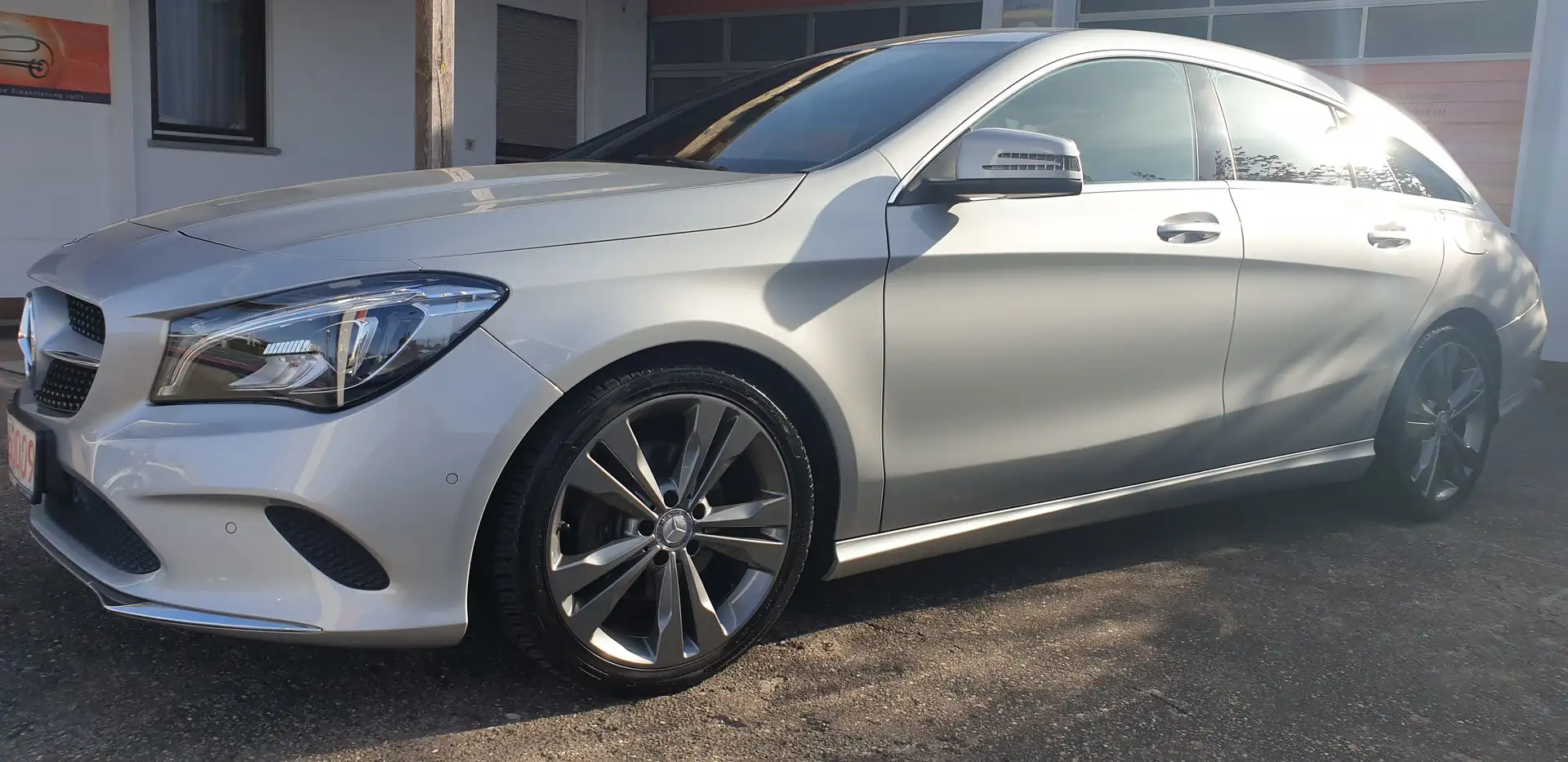 Mercedes-Benz CLA 180 Shooting Brake Automatik Urban Sitzh Navi LCD Silber - 1