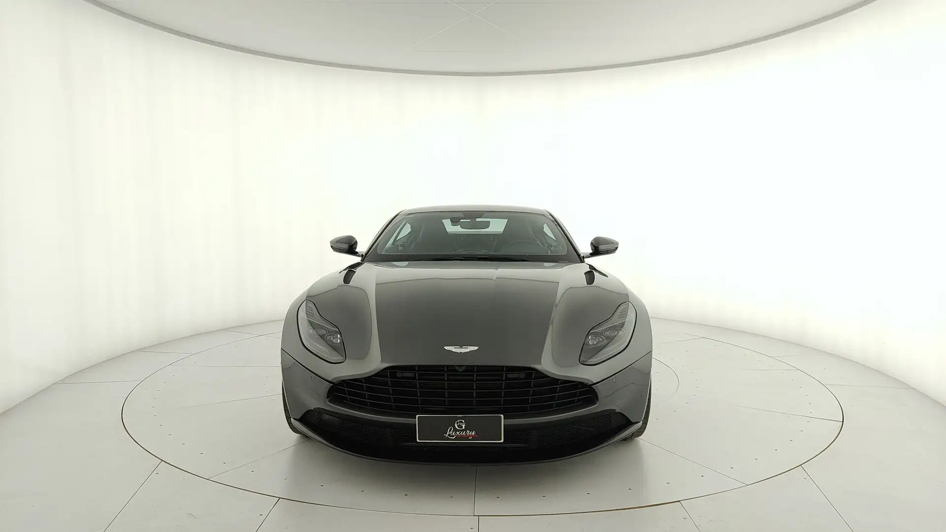 Aston Martin DB11 Coupe 4.0 V8 auto Stříbrná - 2