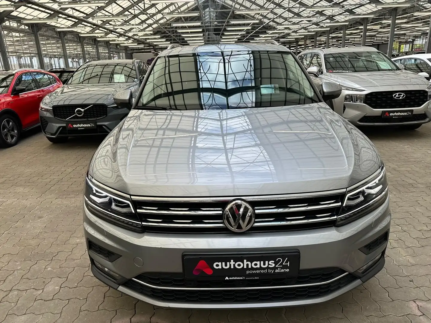 Volkswagen Tiguan 2.0TDI Highline 4Motion|AHK|Navi srebrna - 2
