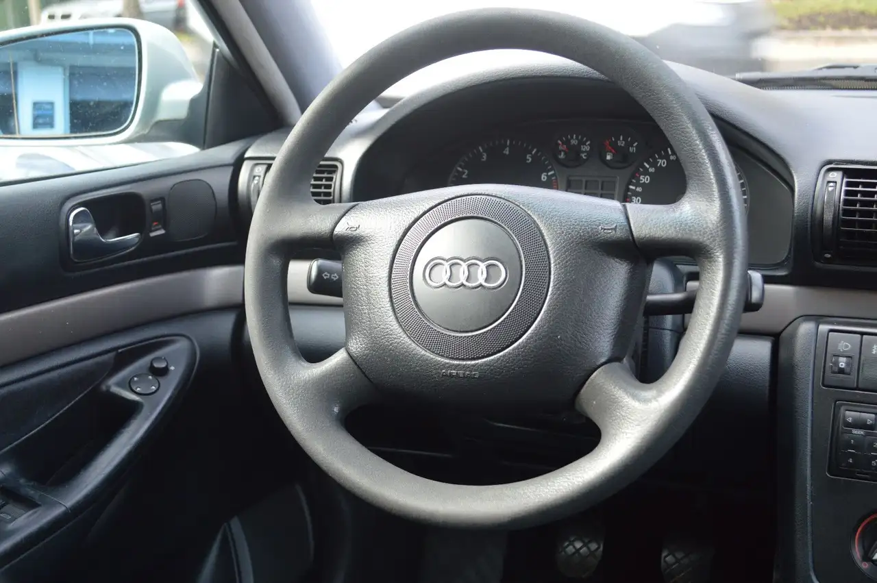 Audi A4 Lim. 1.8 **Originalzustand**, foto 7
