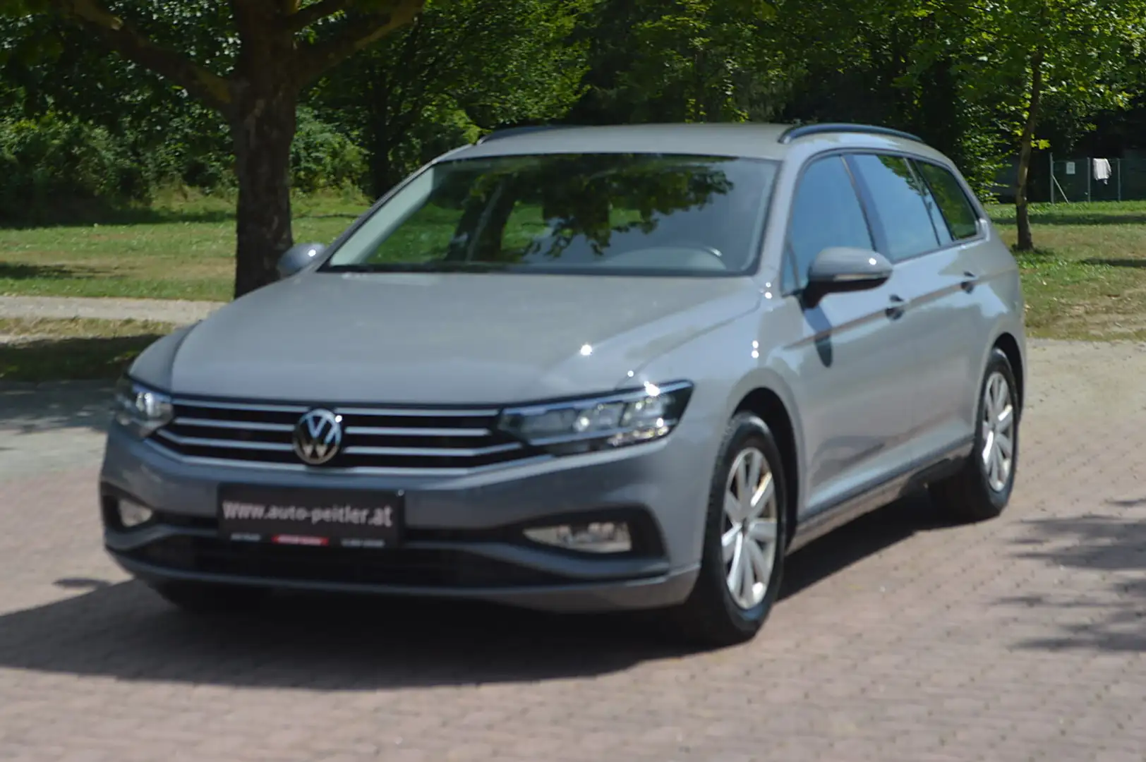 Volkswagen Passat Variant 2,0 SCR DSG+AHK+NAVI+LED+ Grau - 2