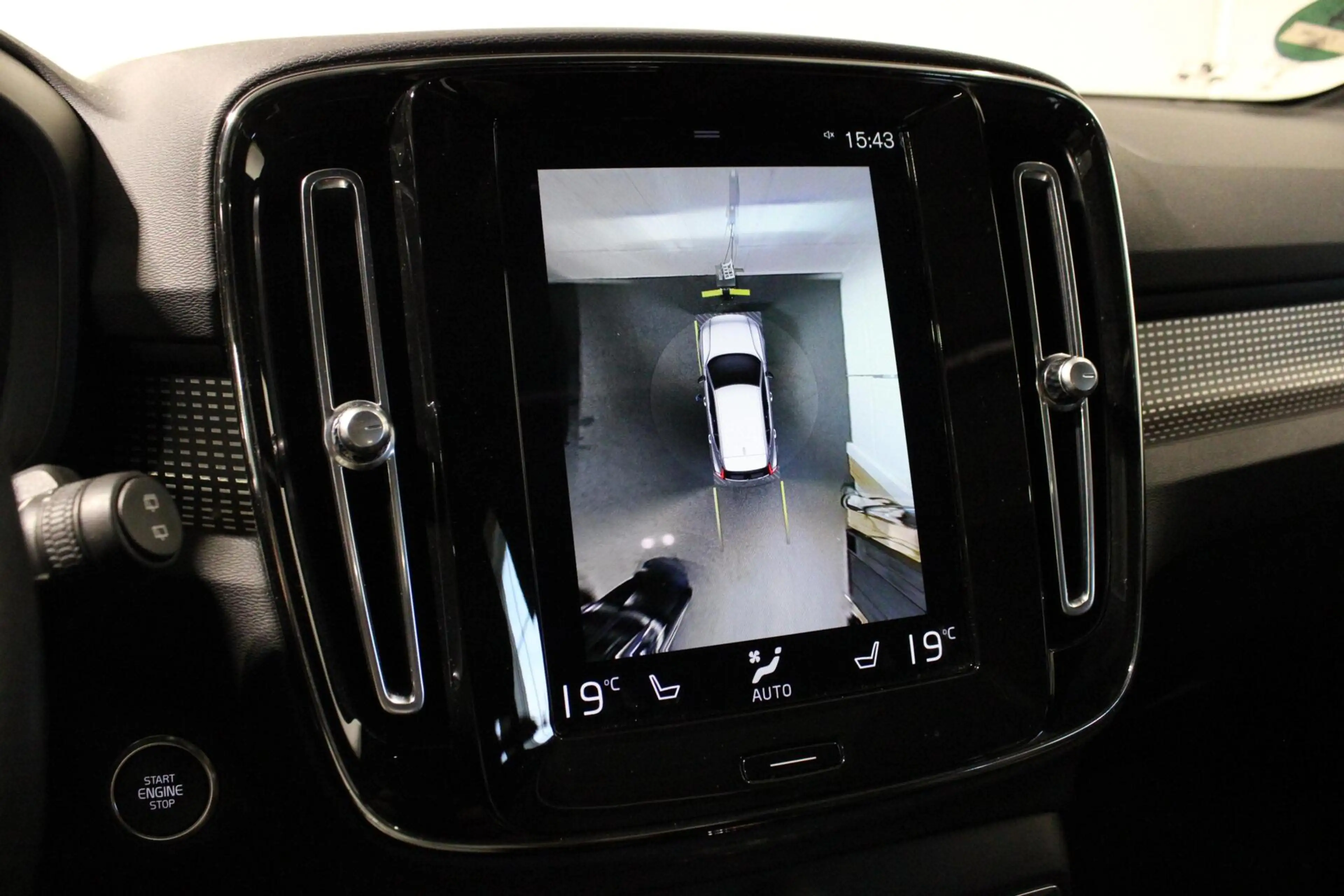 Volvo XC40 1.5 T5 Recharge | R Design | H/K | PANO | 360CAM — photo 22