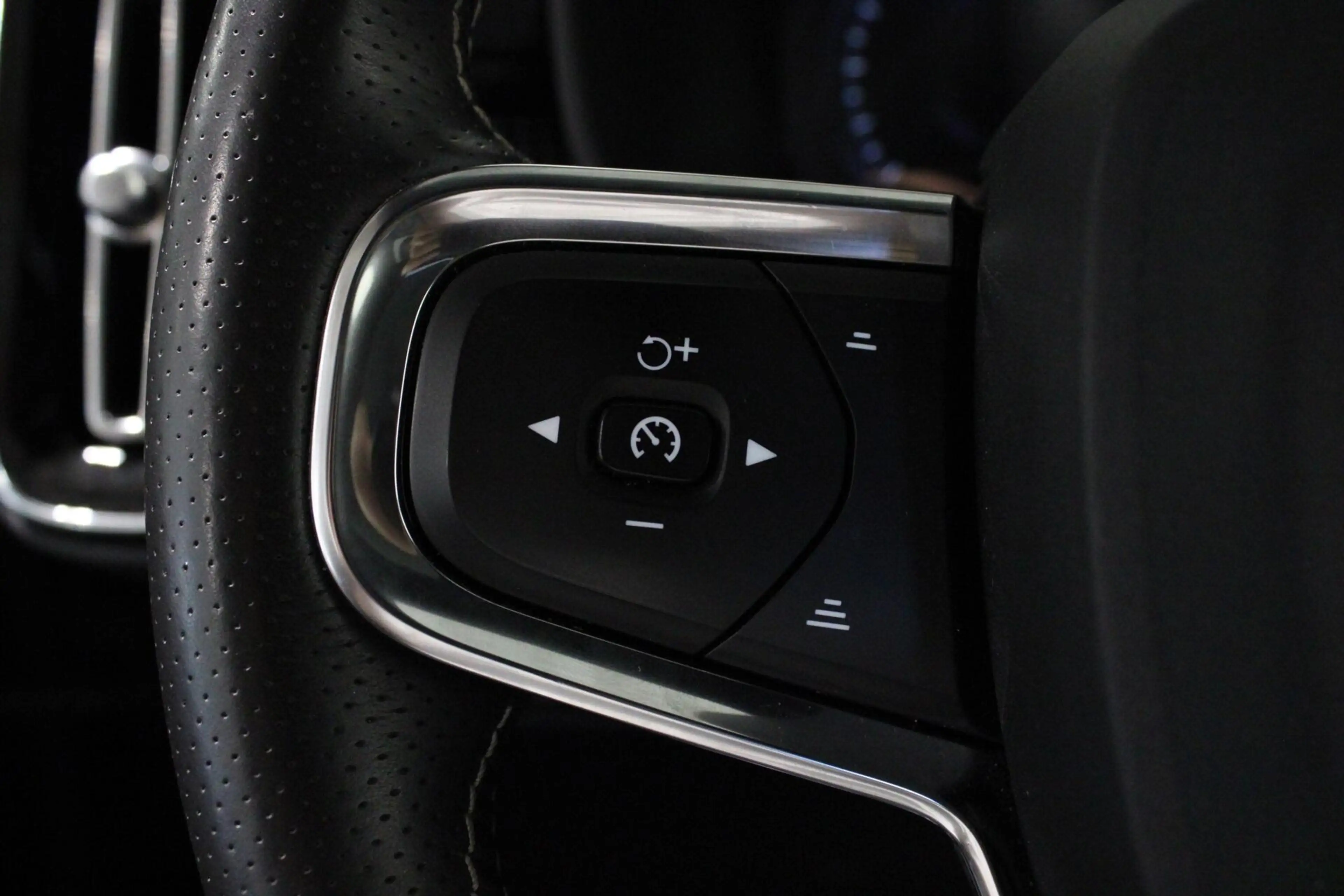 Volvo XC40 1.5 T5 Recharge | R Design | H/K | PANO | 360CAM — photo 15