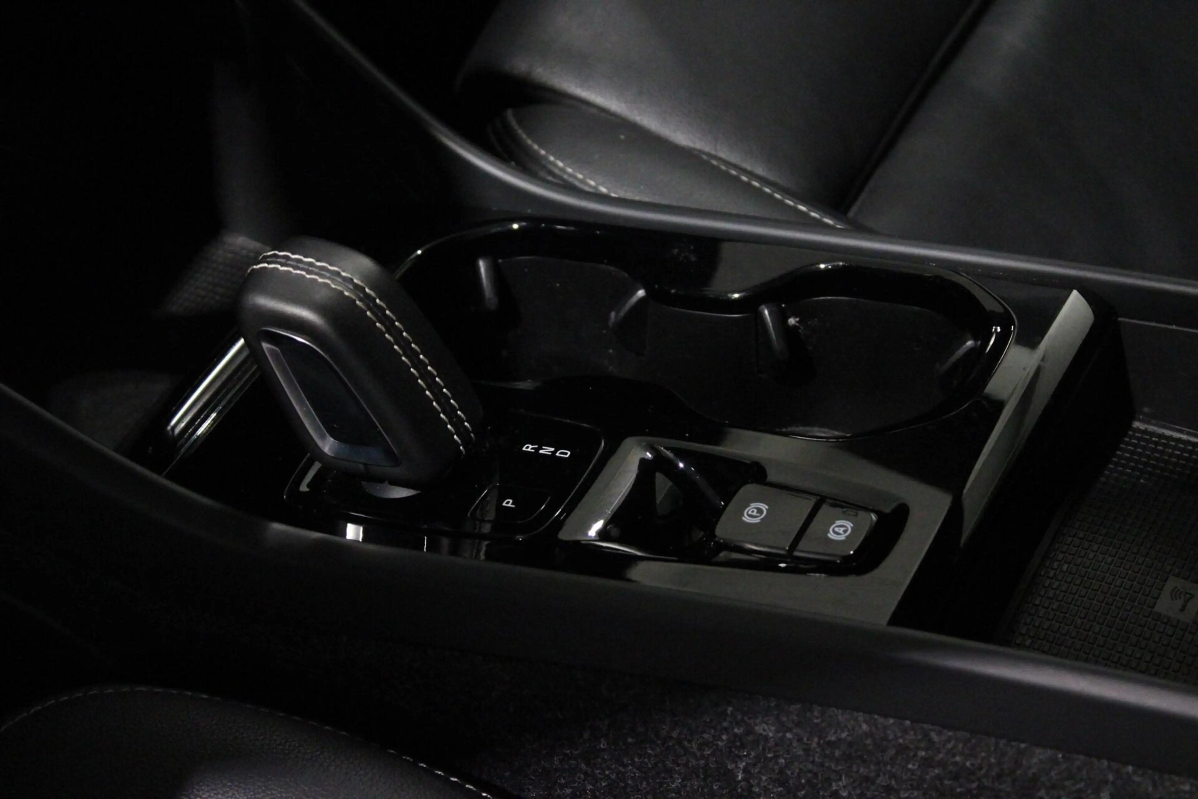Volvo XC40 1.5 T5 Recharge | R Design | H/K | PANO | 360CAM — photo 23