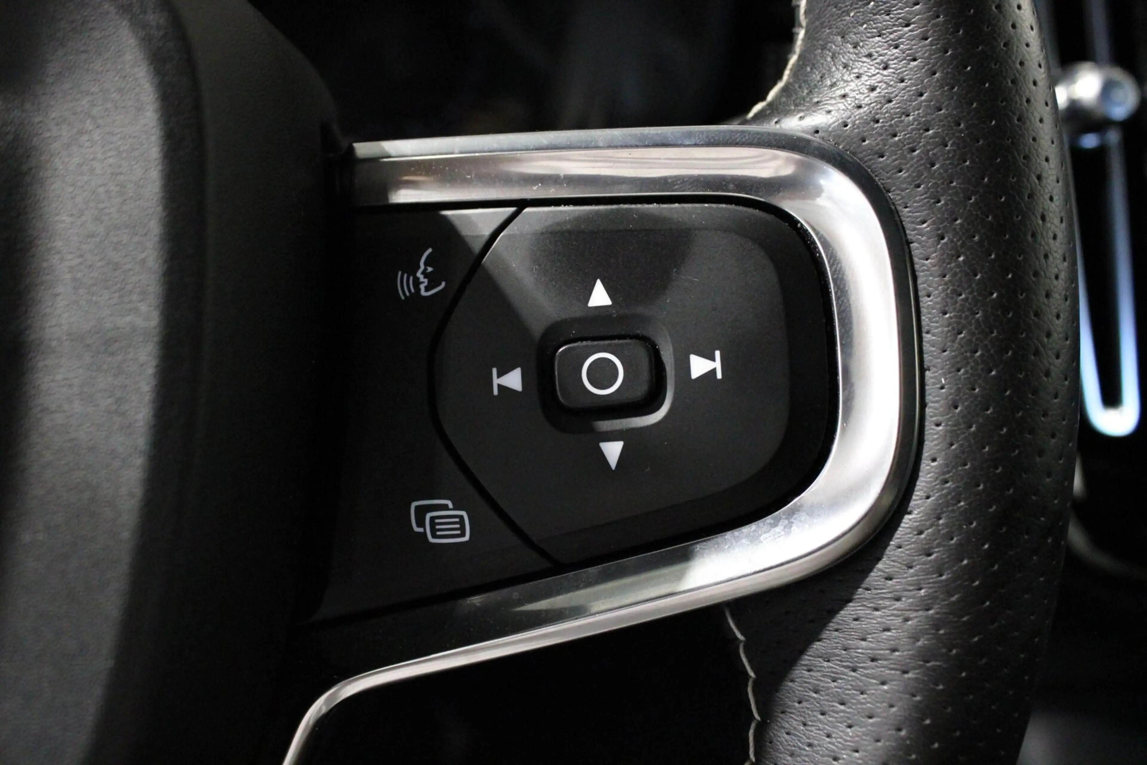 Volvo XC40 1.5 T5 Recharge | R Design | H/K | PANO | 360CAM — photo 18