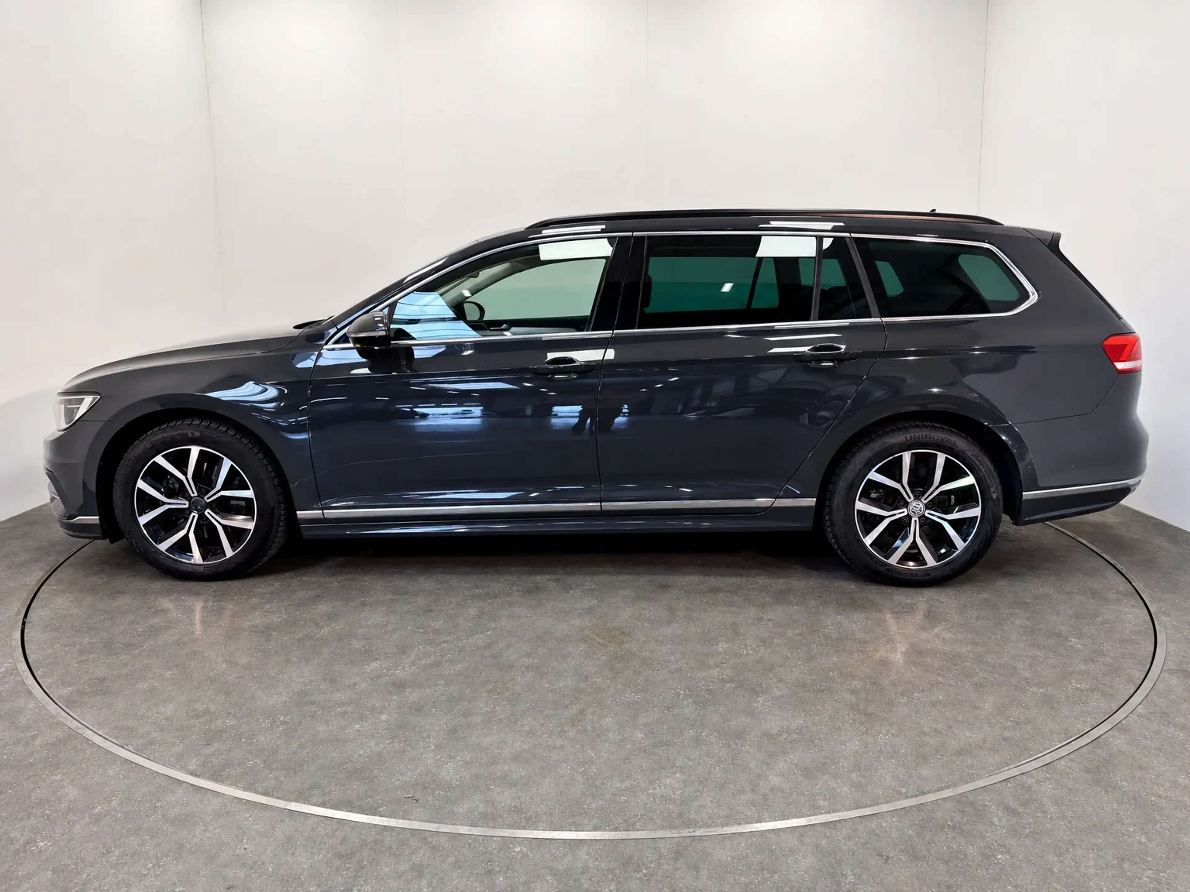 Volkswagen Passat Variant 2.0 — photo 2