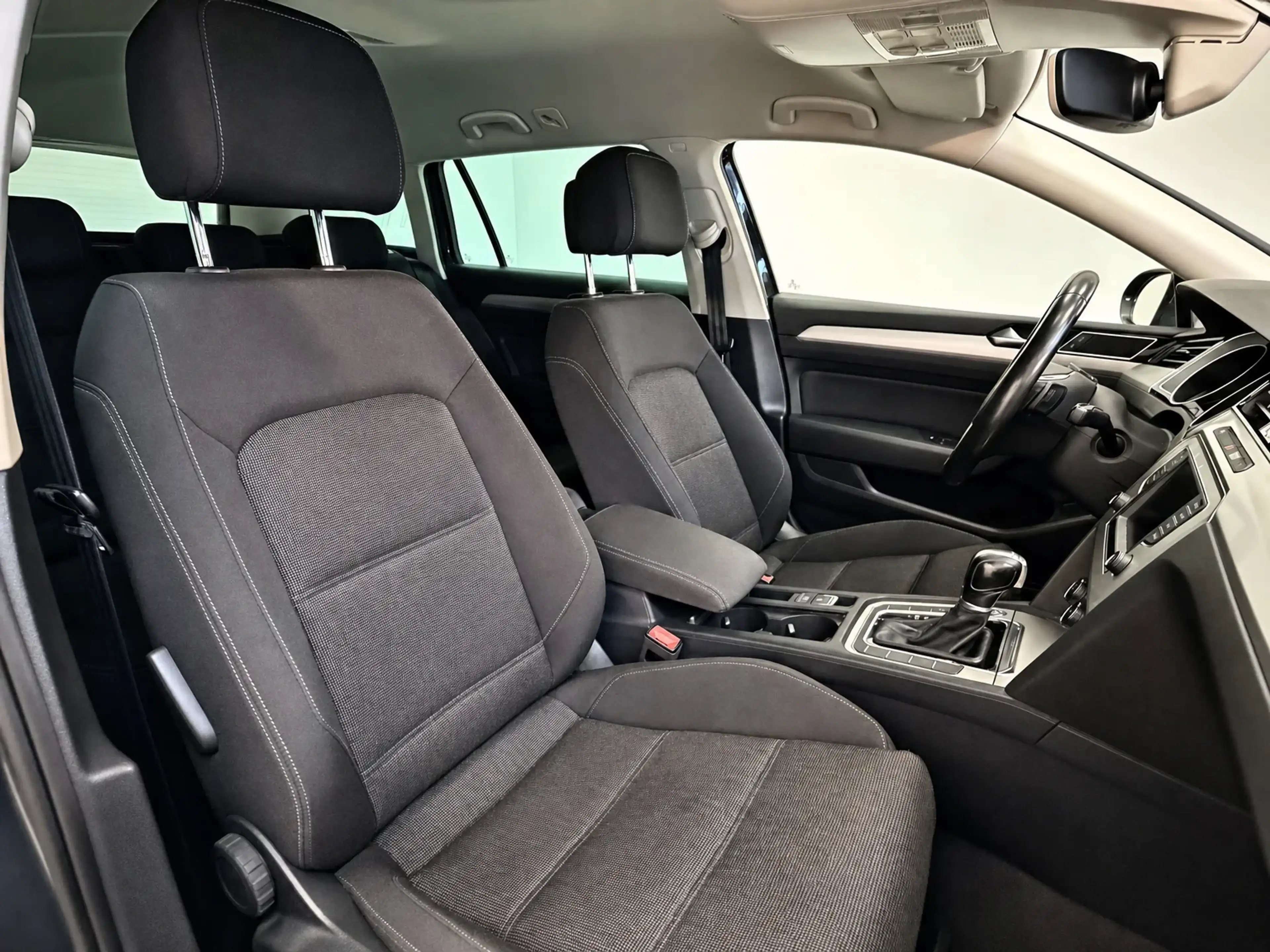 Volkswagen Passat Variant 2.0 — photo 18