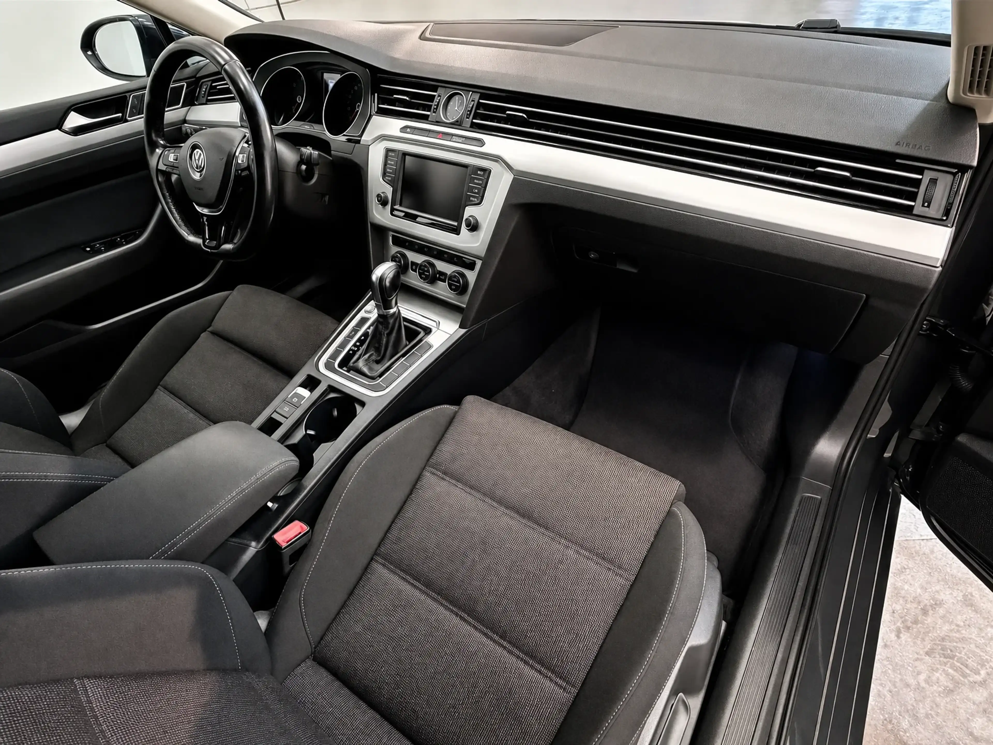 Volkswagen Passat Variant 2.0 — photo 17