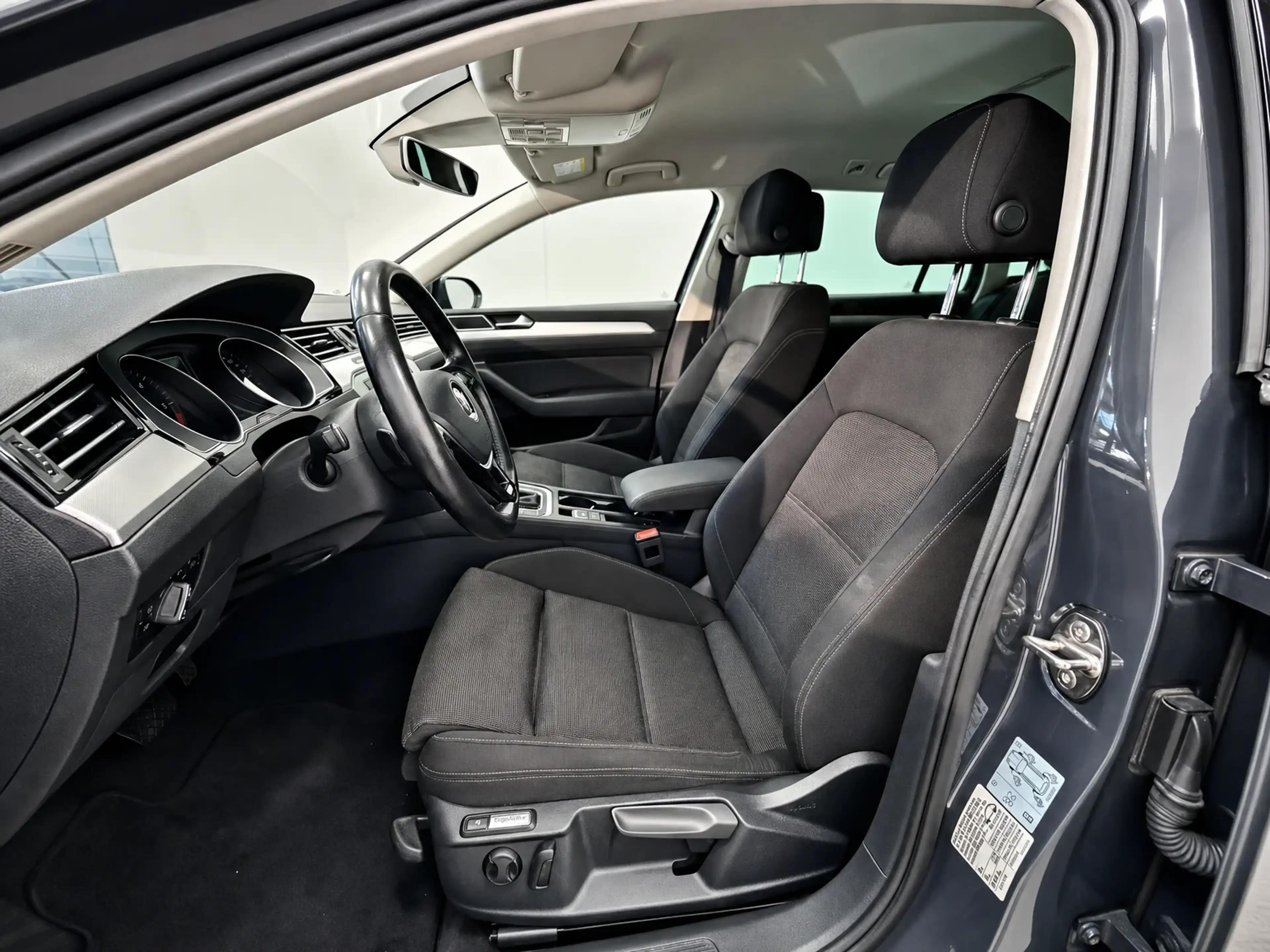 Volkswagen Passat Variant 2.0 — photo 12