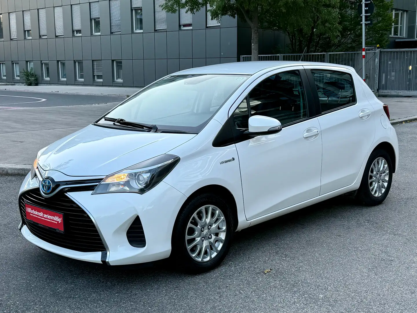 Toyota Yaris 1,5 VVT-i Hybrid Active Bianco - 1