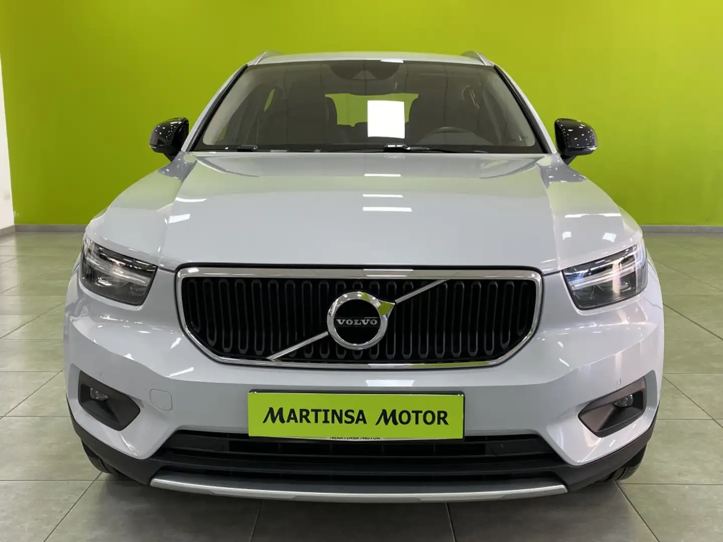 Volvo XC40 T2 Momentum Pro Aut. Gris - 2