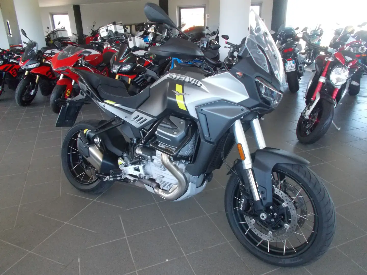 Moto Guzzi Stelvio Czarny - 1