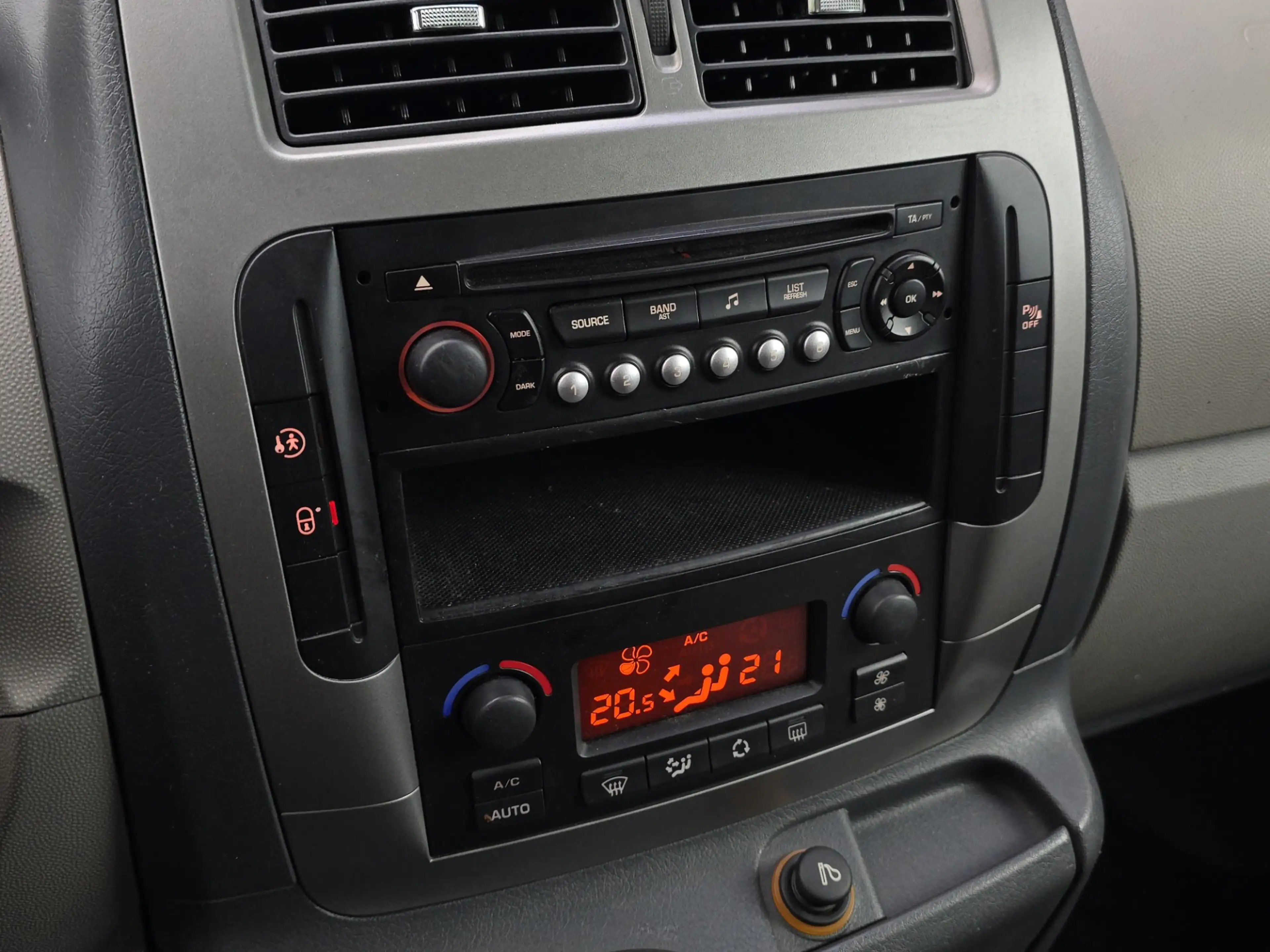 Peugeot Expert Tepee 2.0 HDI XT L1 8p |Nap |Clima |Cruise |Trekha — photo 23
