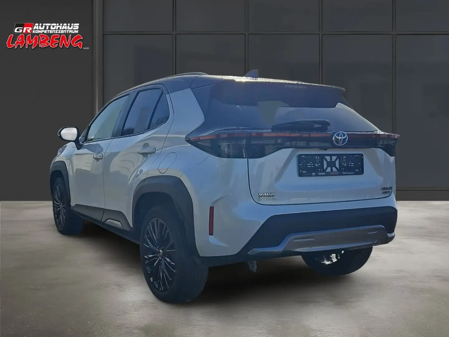 Toyota Yaris Cross Hybrid 1.5 VVT-i Adventure AWD-i Weiß - 2