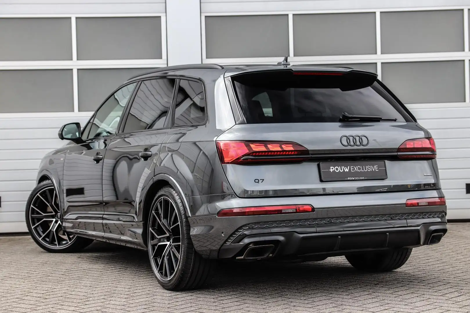 Audi Q7 60 TFSIe 490pk Quattro S-Line Competition | Vierwi Grijs - 2