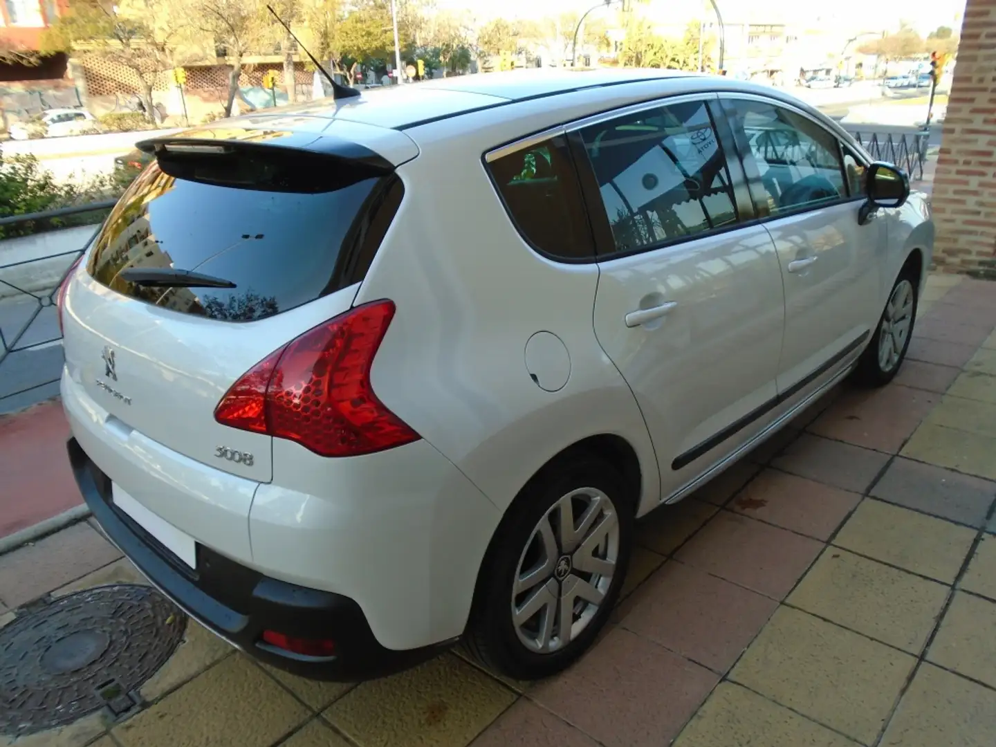Peugeot 3008 HYbrid4 Alb - 2