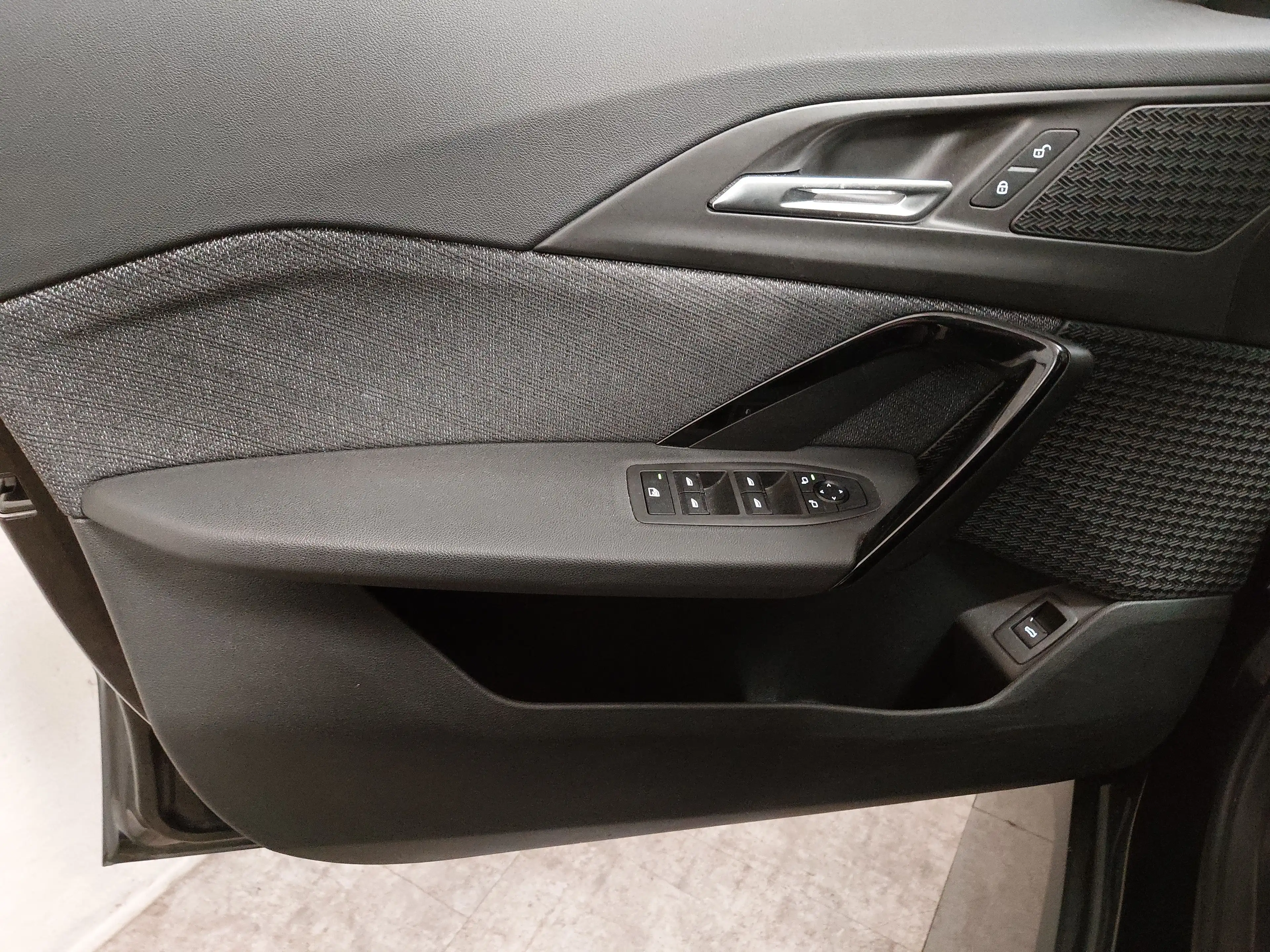 BMW iX1 xDrive30e Navi LED Curved AHK — photo 5