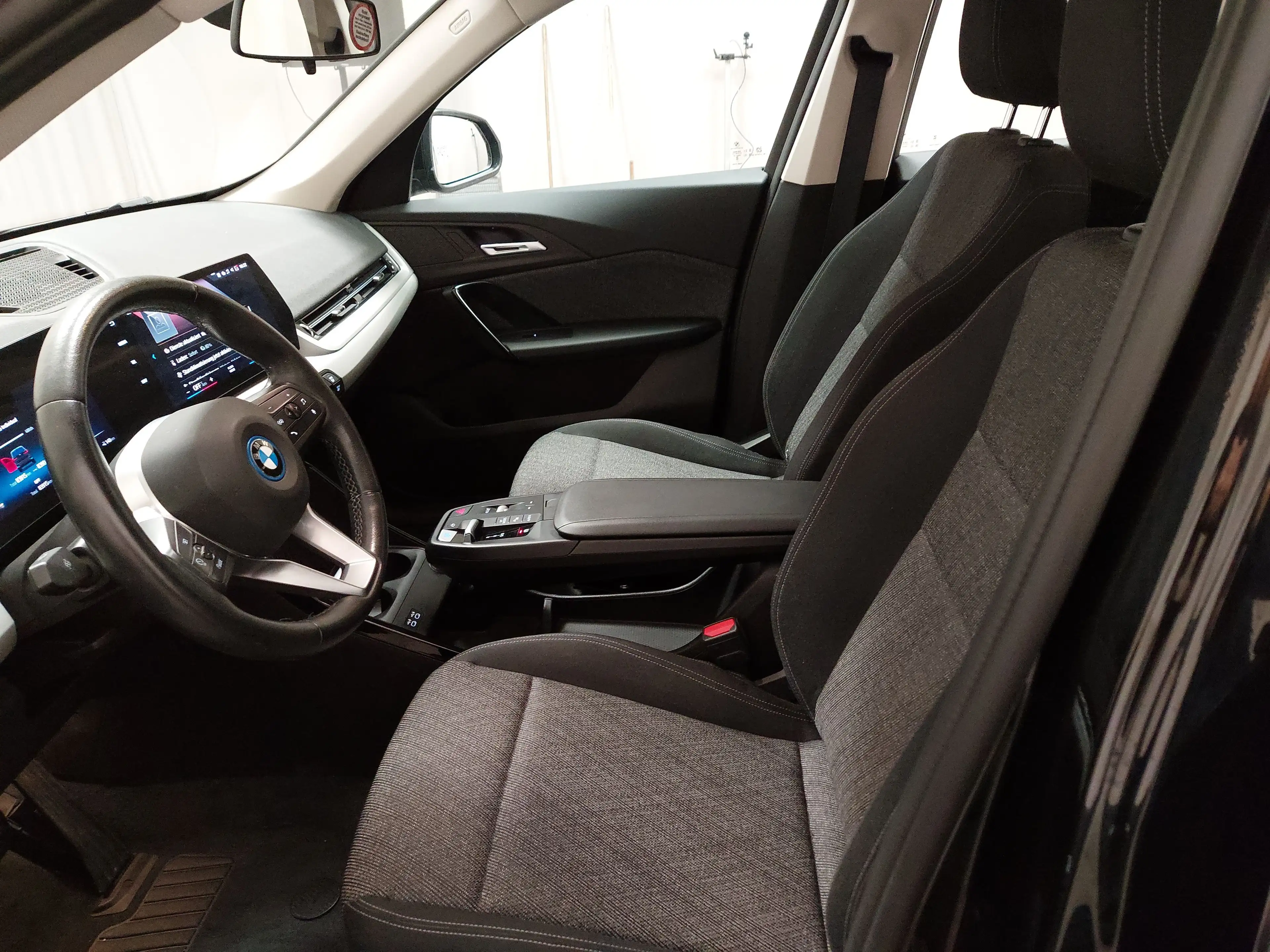 BMW iX1 xDrive30e Navi LED Curved AHK — photo 6