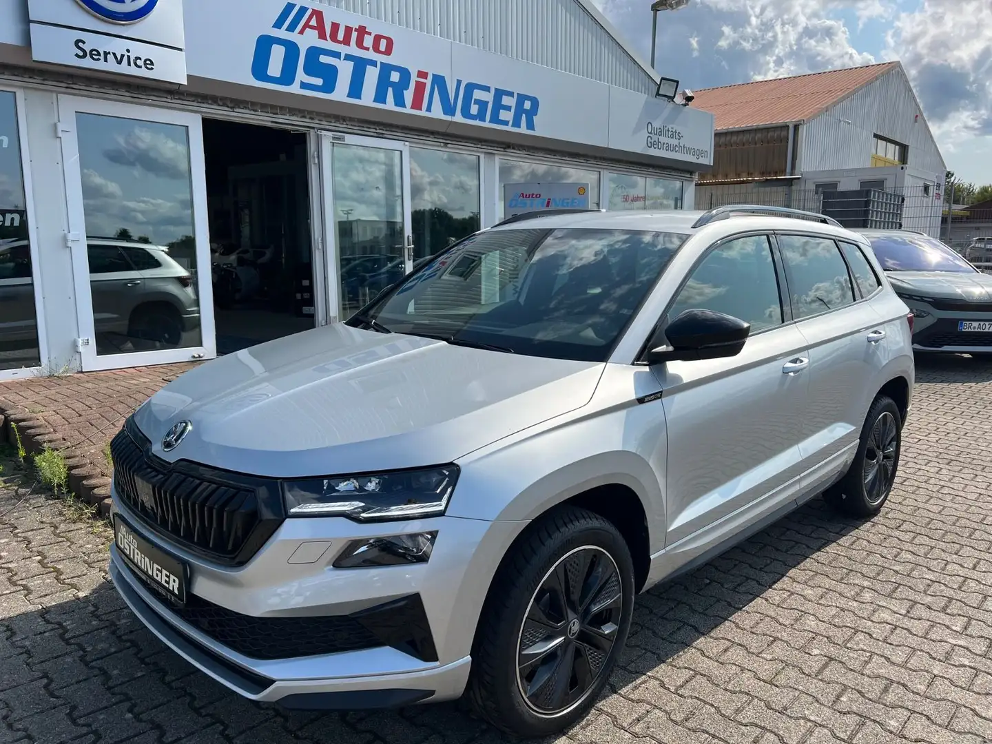 Skoda Karoq Sportline 1,5 TSI DSG Navi Kamera AHK Silber - 1