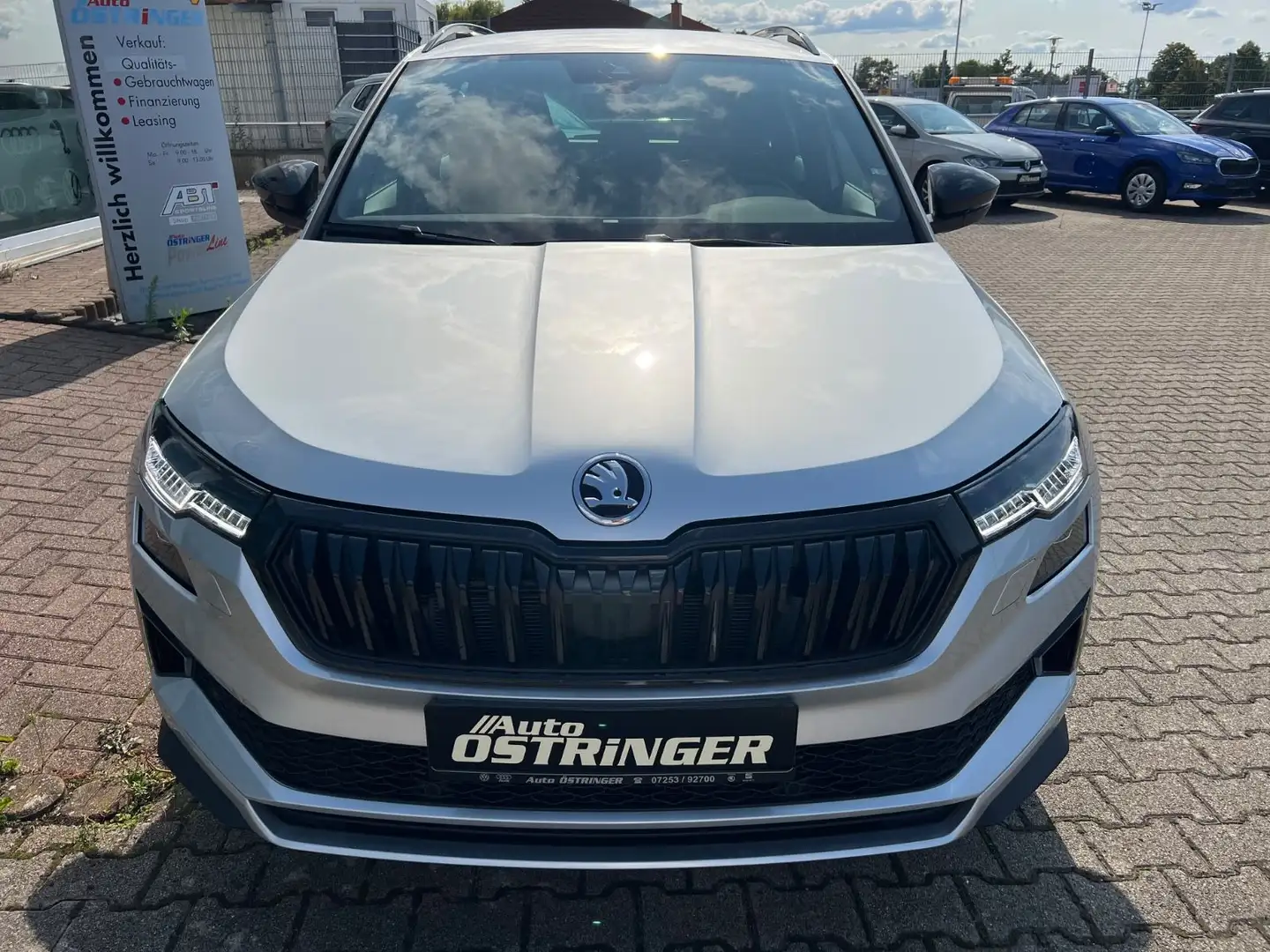 Skoda Karoq Sportline 1,5 TSI DSG Navi Kamera AHK Silber - 2