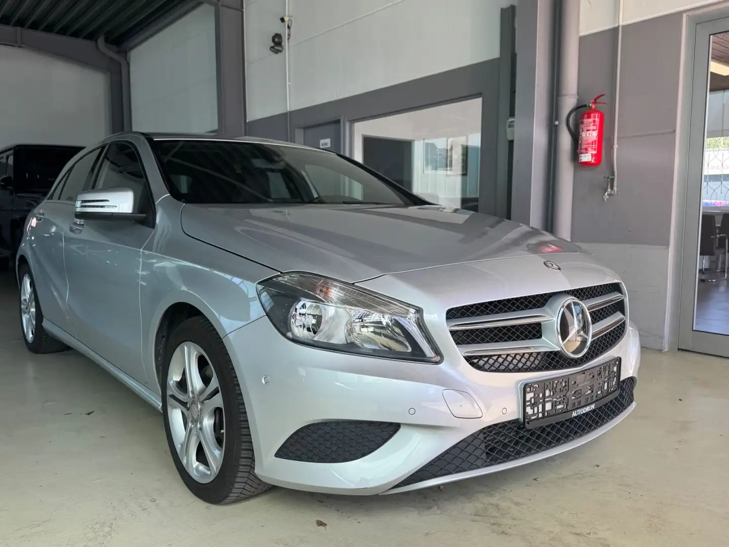 Mercedes-Benz A 180 BE Aut. Urban+Tempomat+Sitzheizung+Klima siva - 1