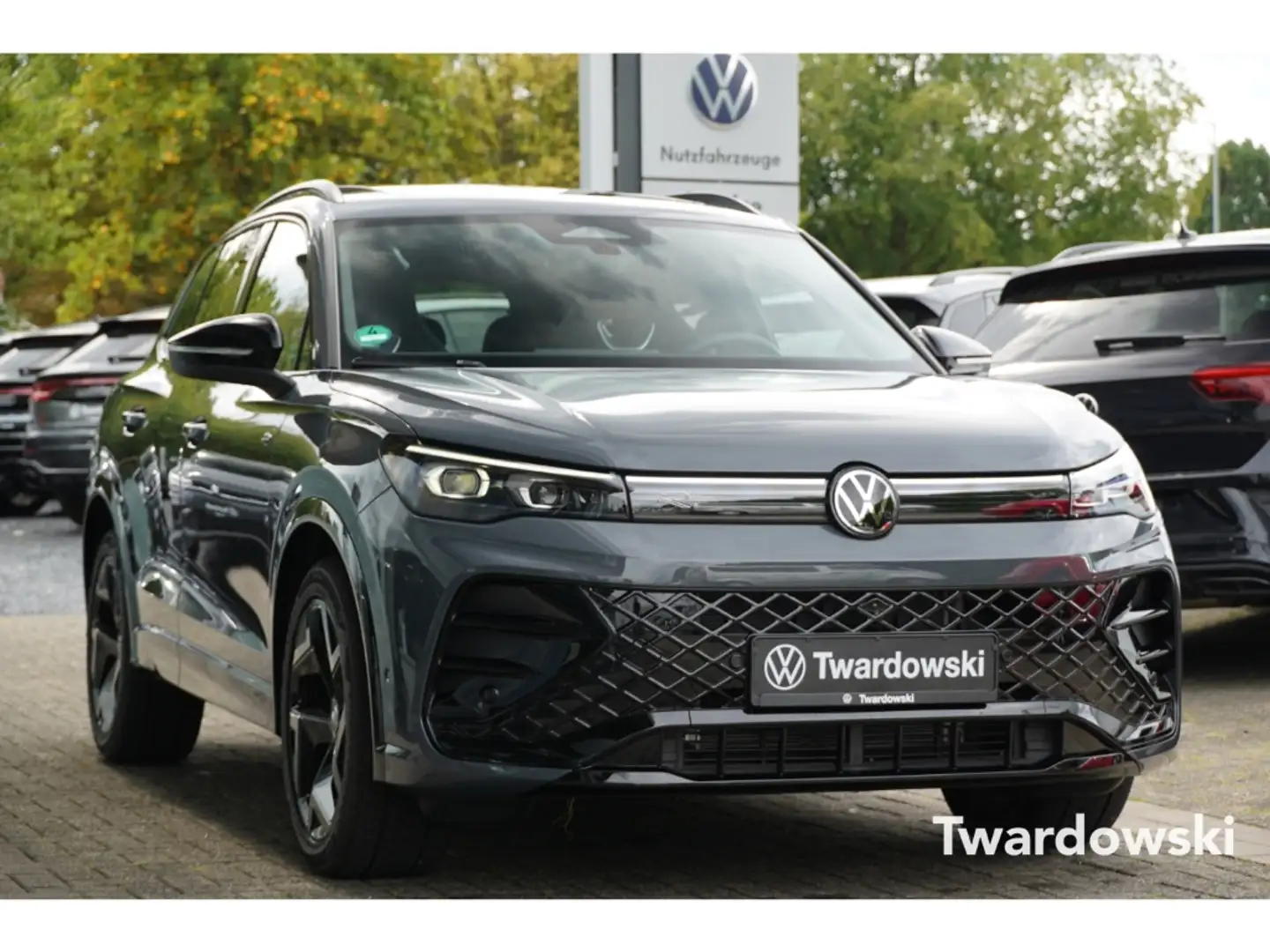 Volkswagen Tiguan 1.5 eTSI R-Line Matrix Pano HUD Keyless Grau - 1