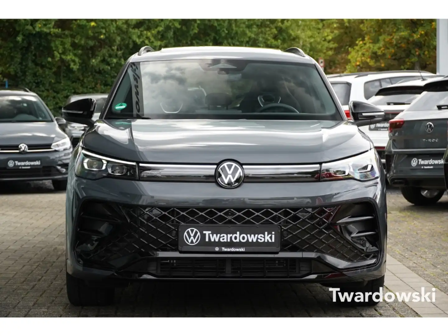 Volkswagen Tiguan 1.5 eTSI R-Line Matrix Pano HUD Keyless Grau - 2