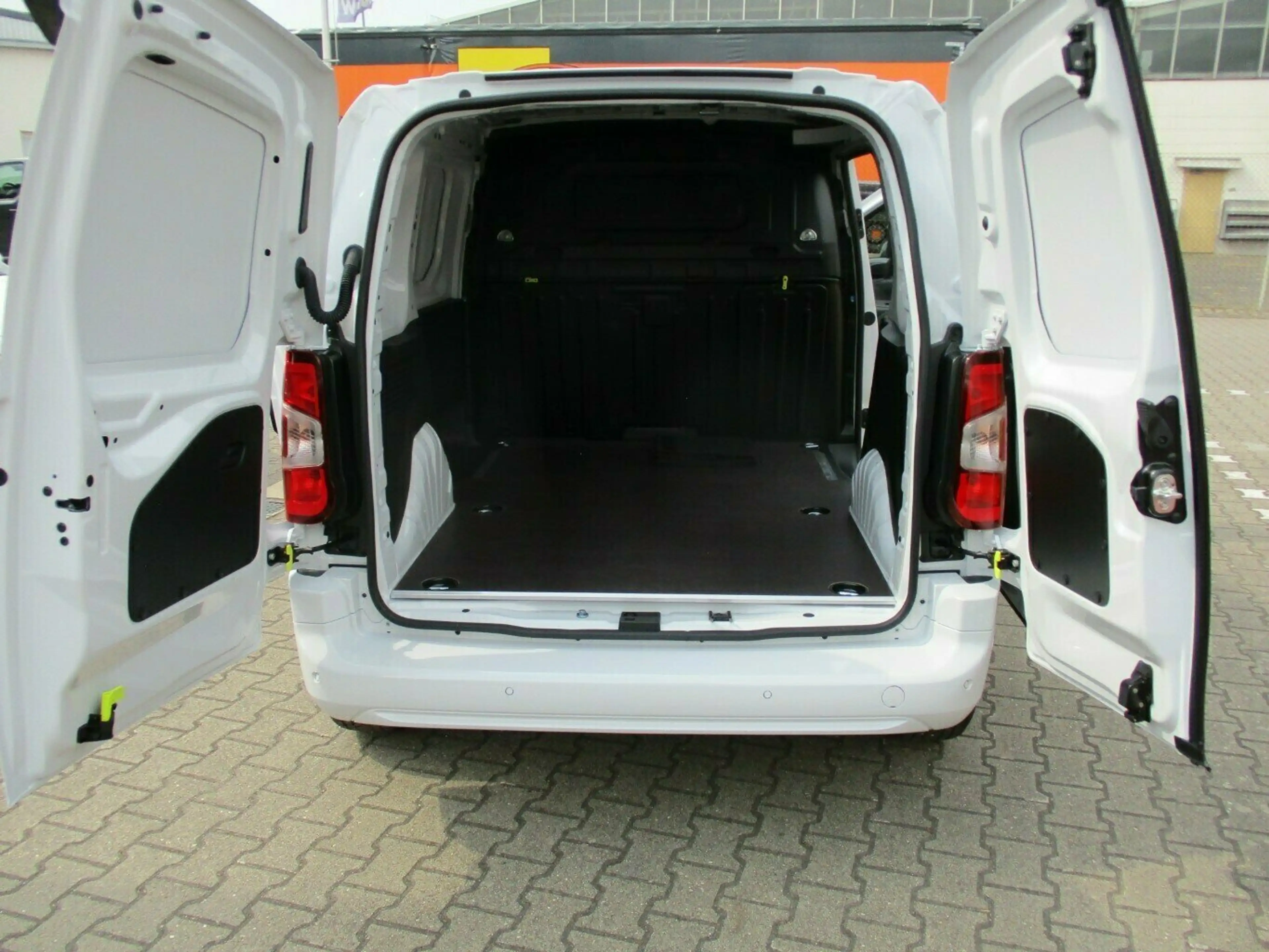 Fiat Doblo KAWA M 1.5 Diesel 75 kW 25th Anniversary — photo 7