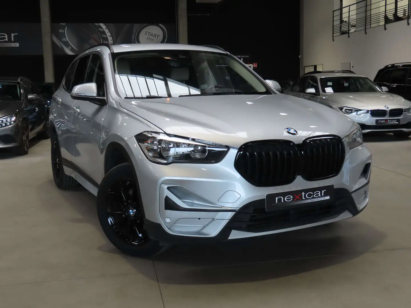 BMW X1 16dA SDrive **NAVI PRO-CRUISE-PARKING AV\u0026AR** Silber - 2