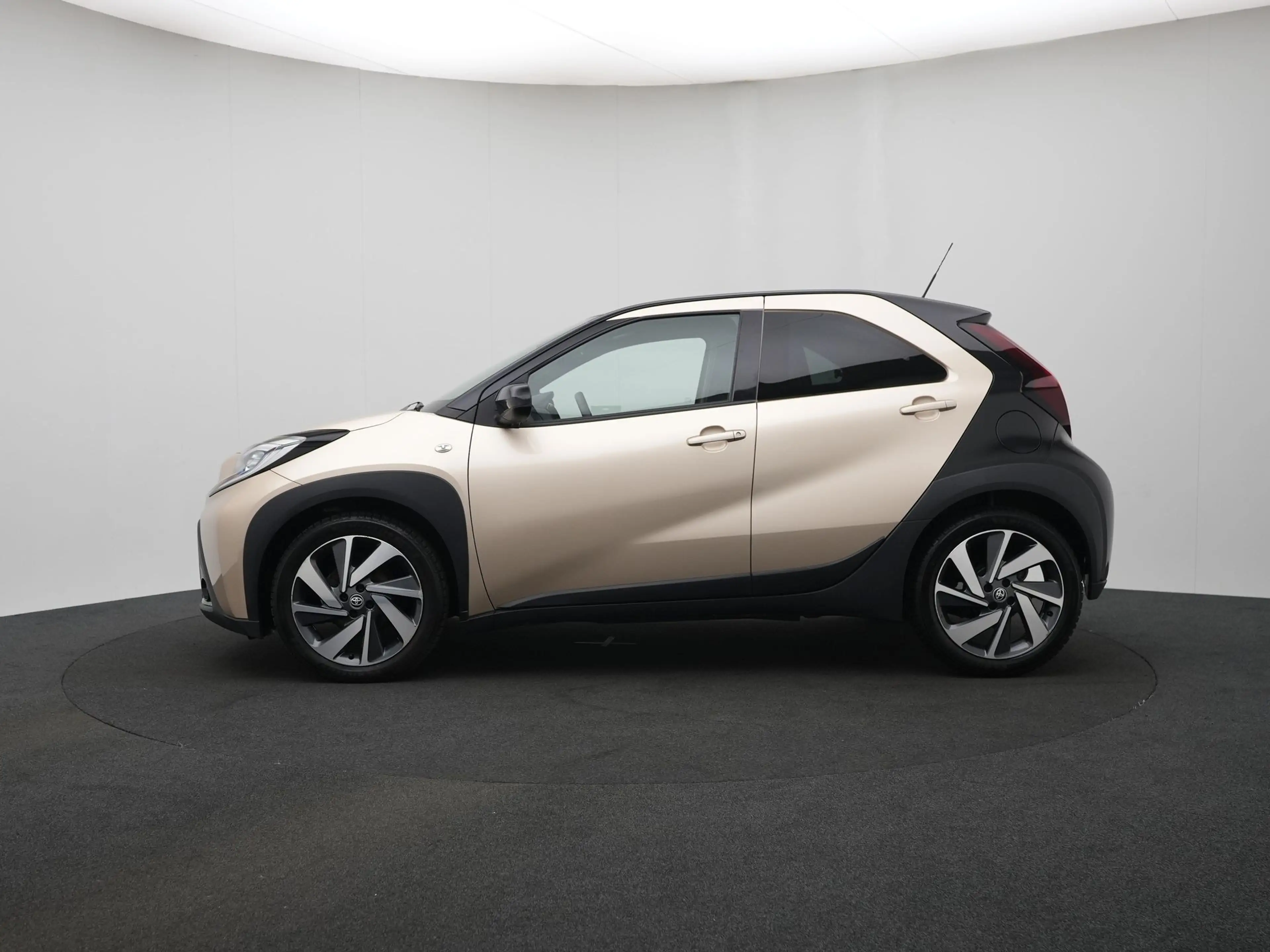 Toyota Aygo X 1.0 VVT-i S-CVT Envy | NL Auto | JBL Audio | Deale — photo 3