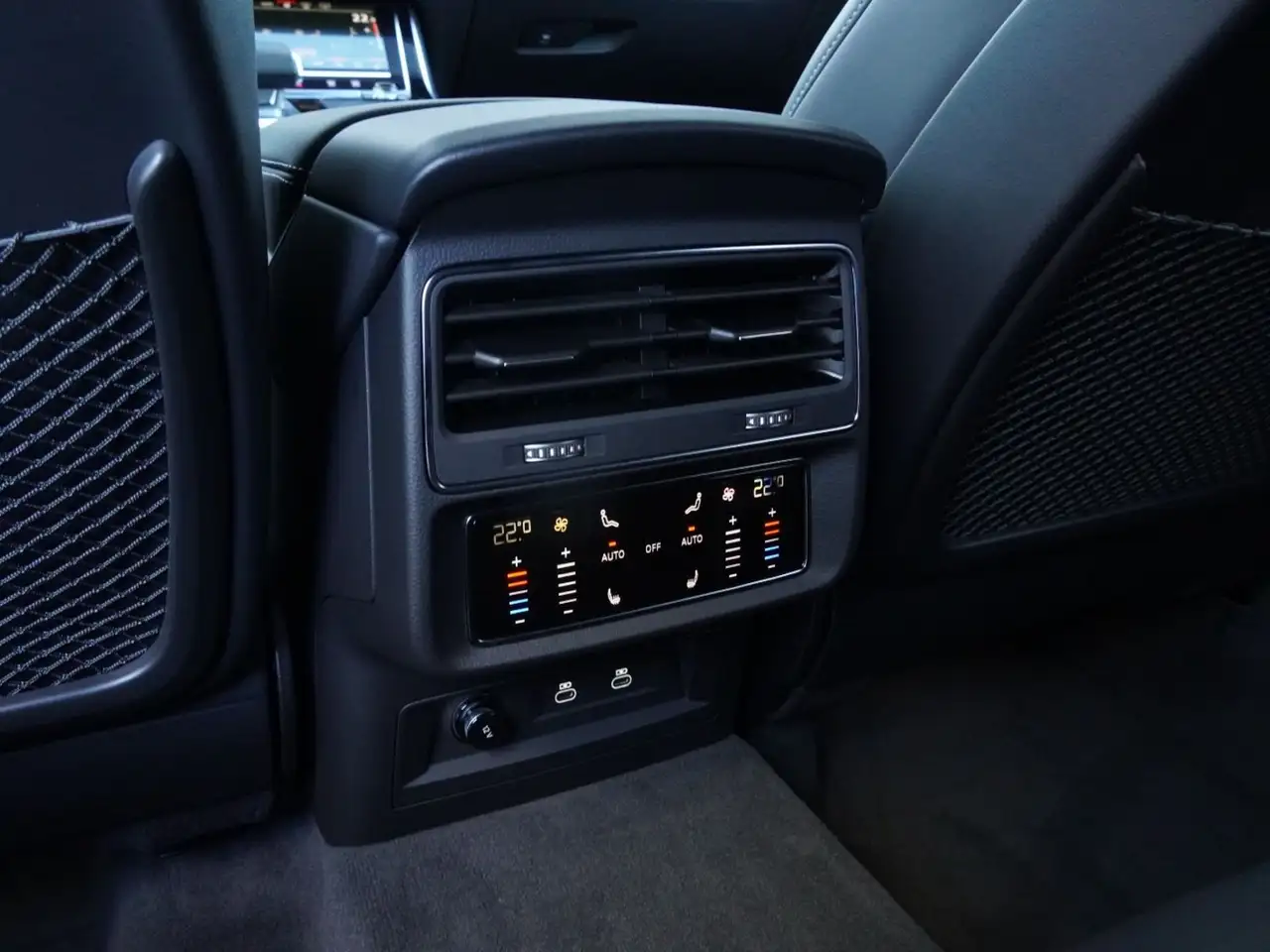 Audi SQ7 снимка Audi SQ7