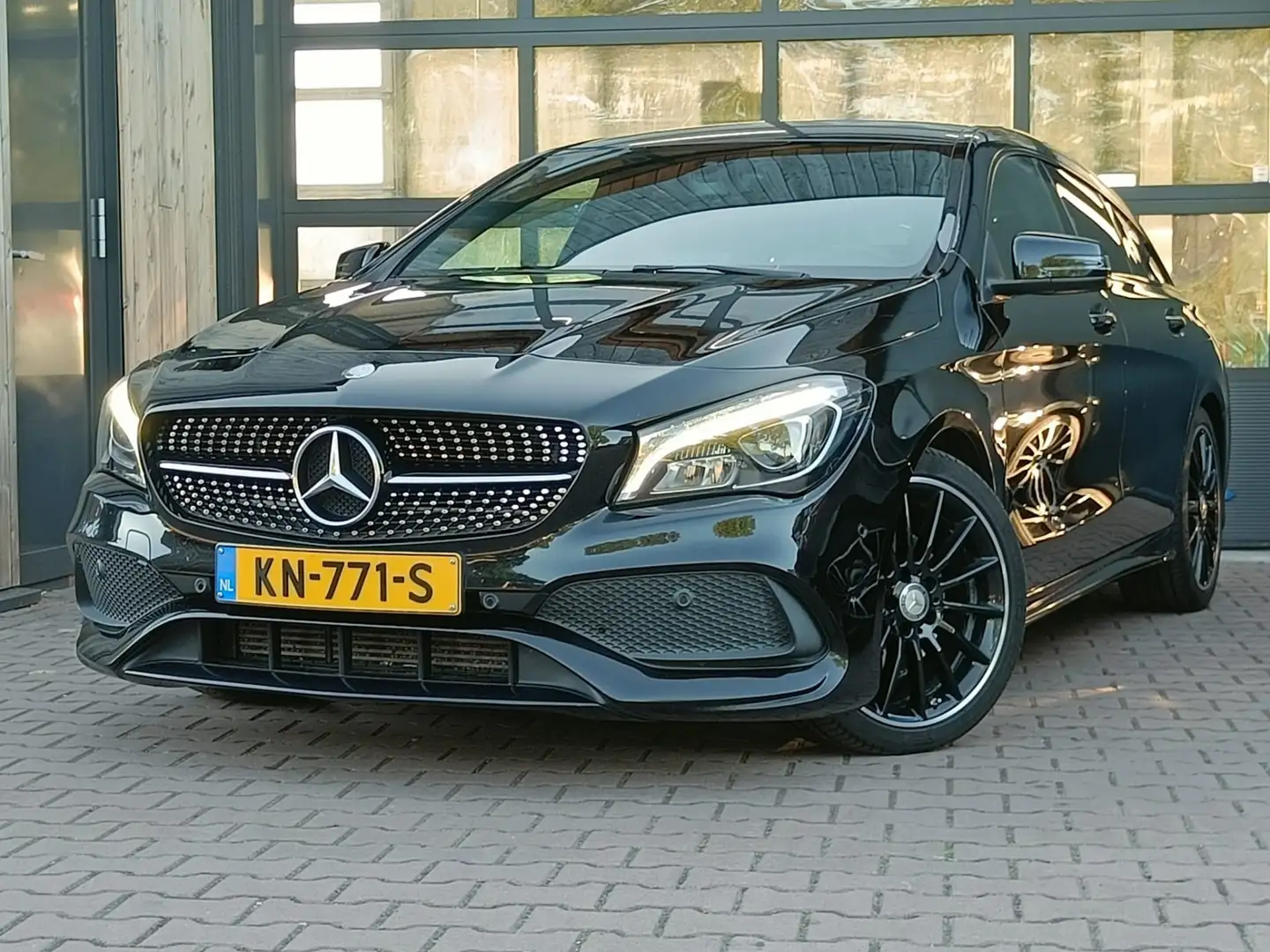 Mercedes-Benz CLA 180 Shooting Brake AMG Night Edition Plus AMG | LED | Zwart - 1