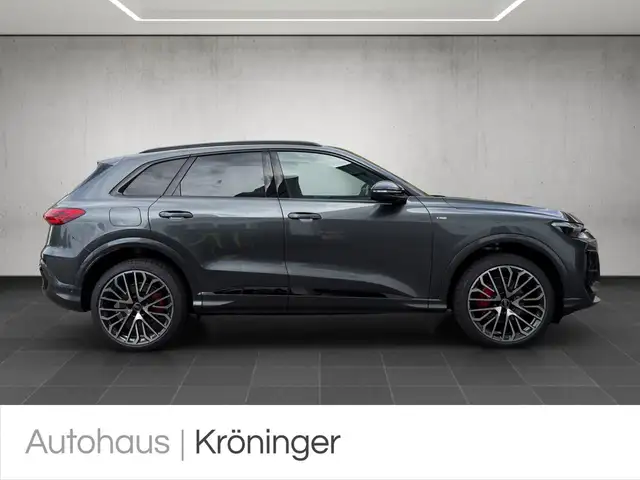 Audi Q5 view 4